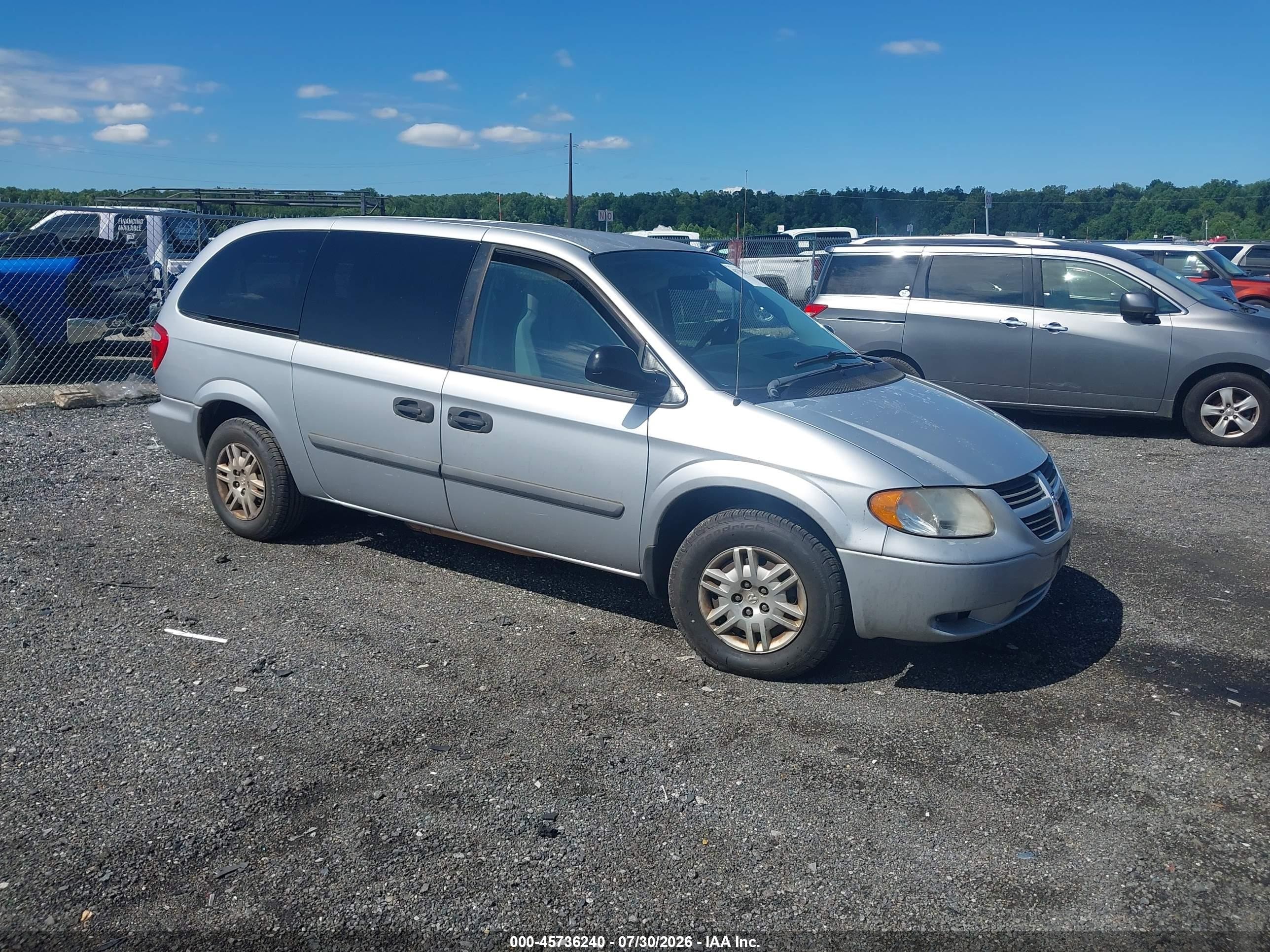 2005 Dodge Caravan SE, VIN 1D4GP24R75B342882 — Normal wear