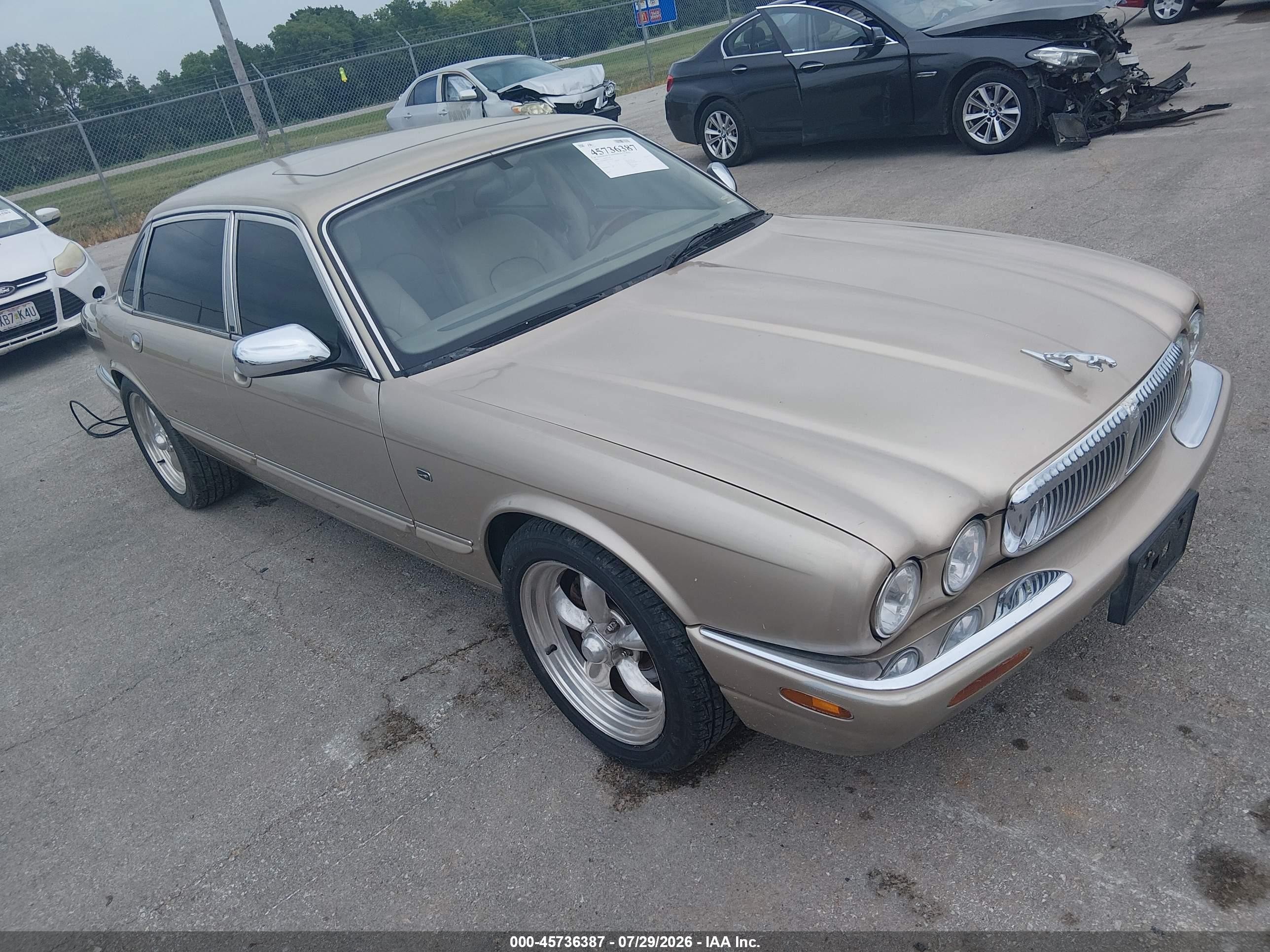 1998 Jaguar XJ Vanden Plas, VIN SAJKX6244WC837950 — Normal wear