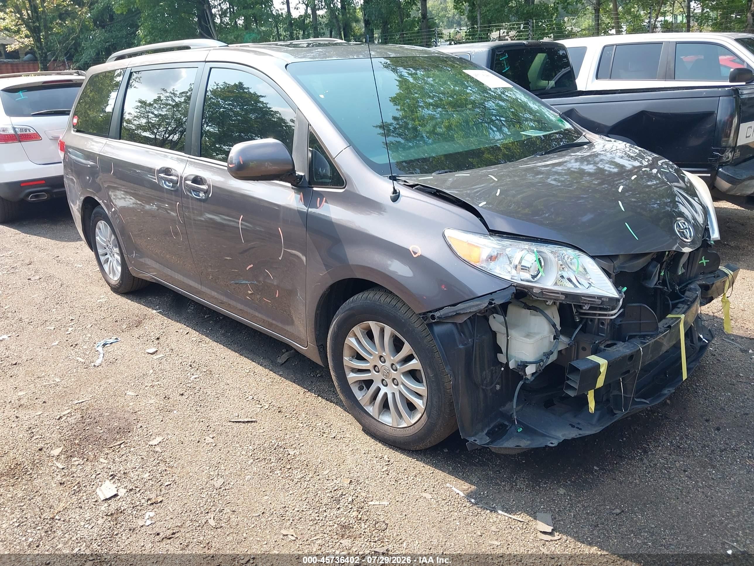2014 Toyota Sienna XLE, VIN 5TDYK3DC3ES433884 — Front end