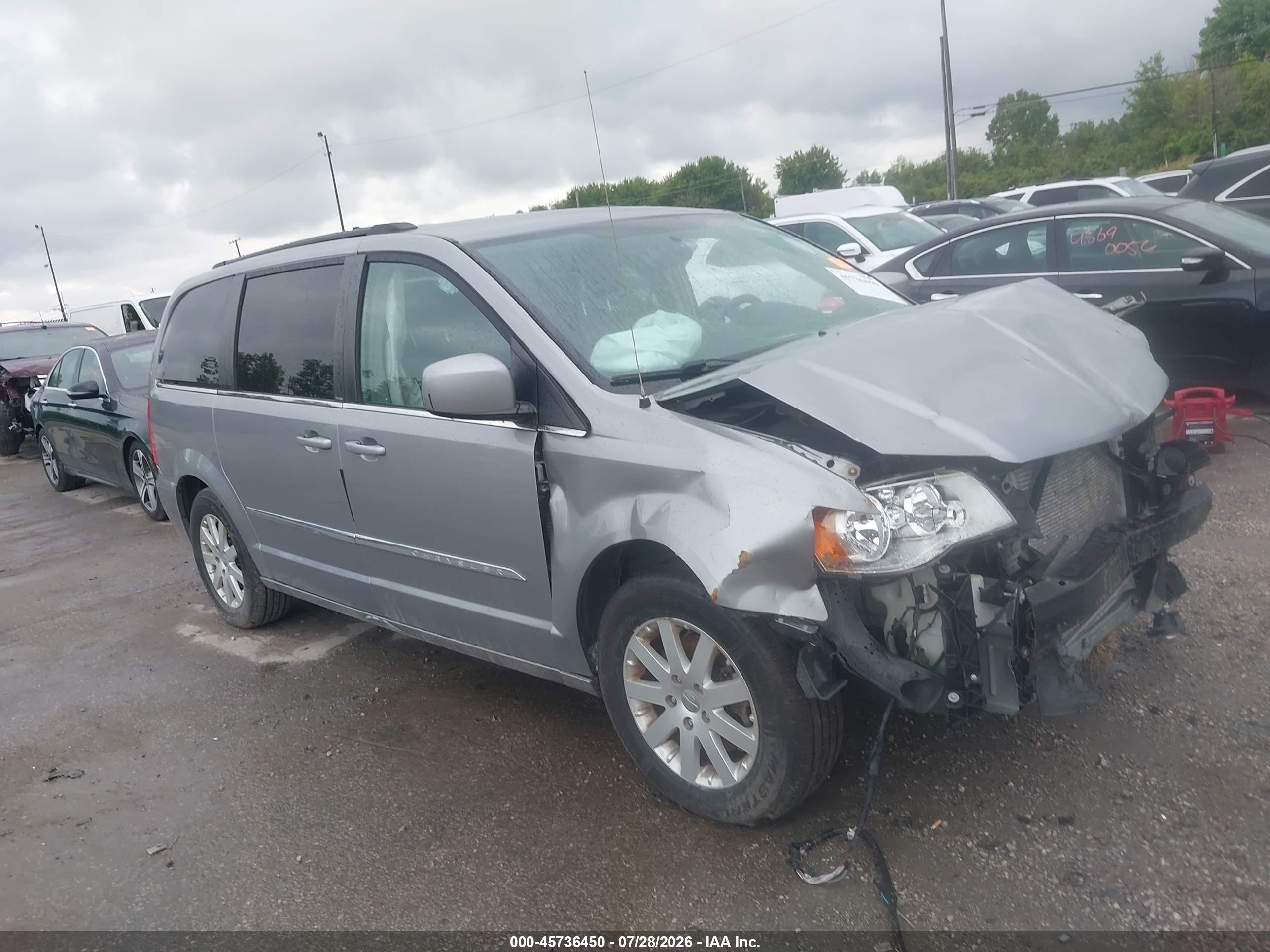 2014 Chrysler Town & Country Touring, VIN 2C4RC1BG2ER325938 — Front end