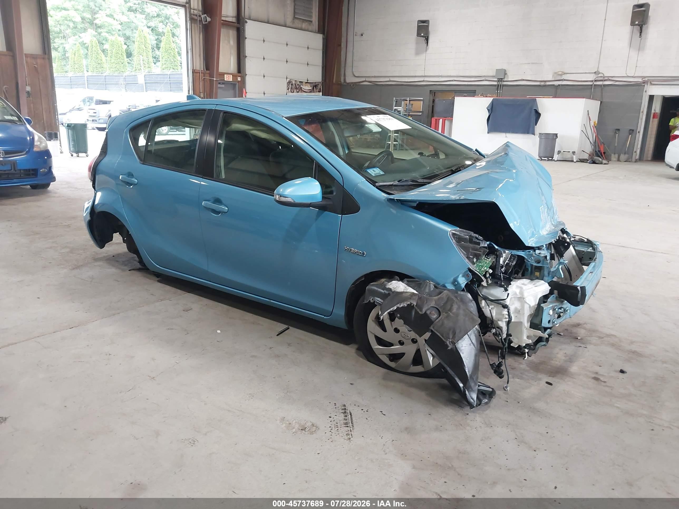 2015 Toyota Prius Four, VIN JTDKDTB37F1109791 — Перед