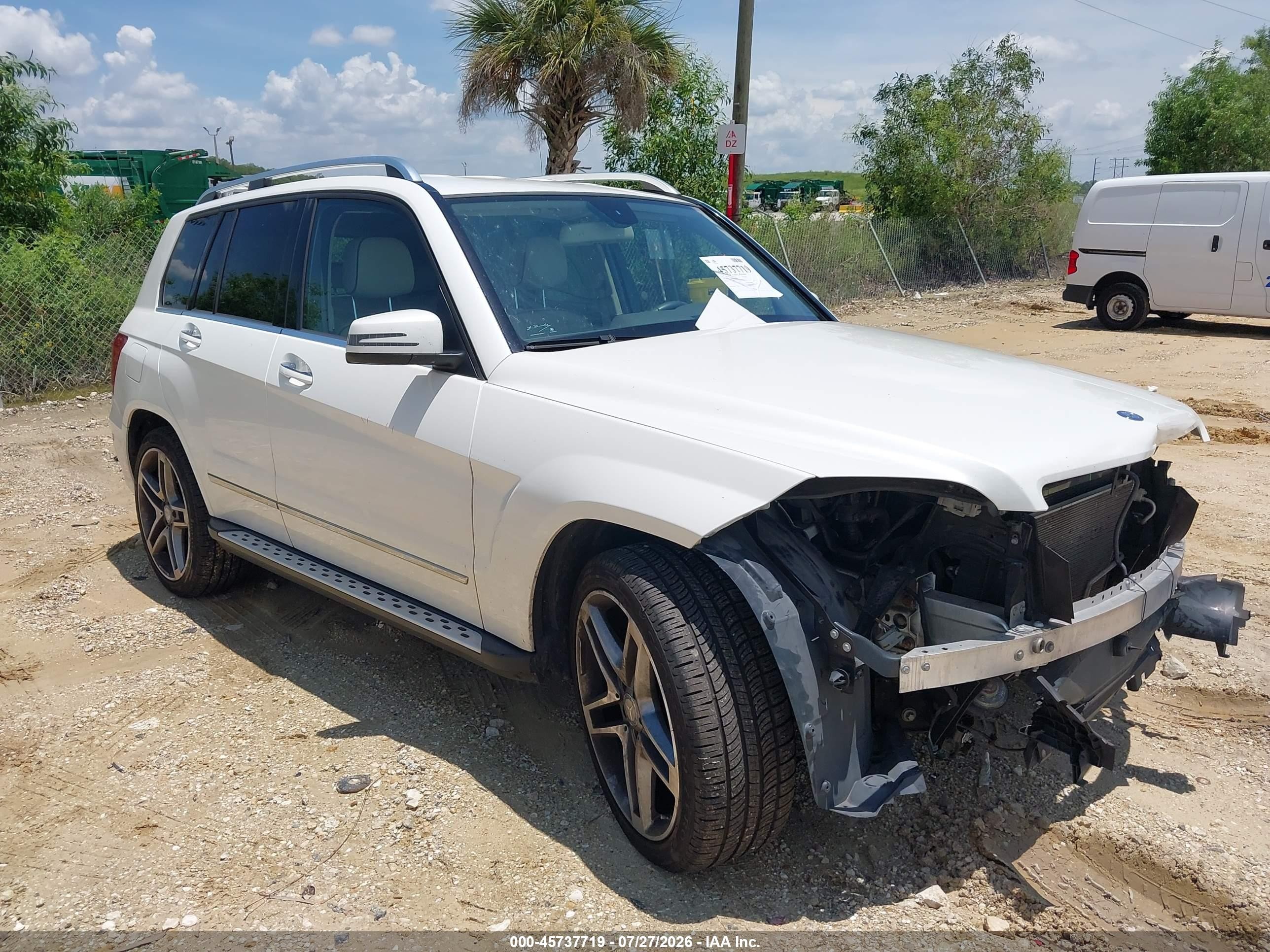 2013 Mercedes-Benz GLK 350, VIN WDCGG8JB9DG137048 — Front end