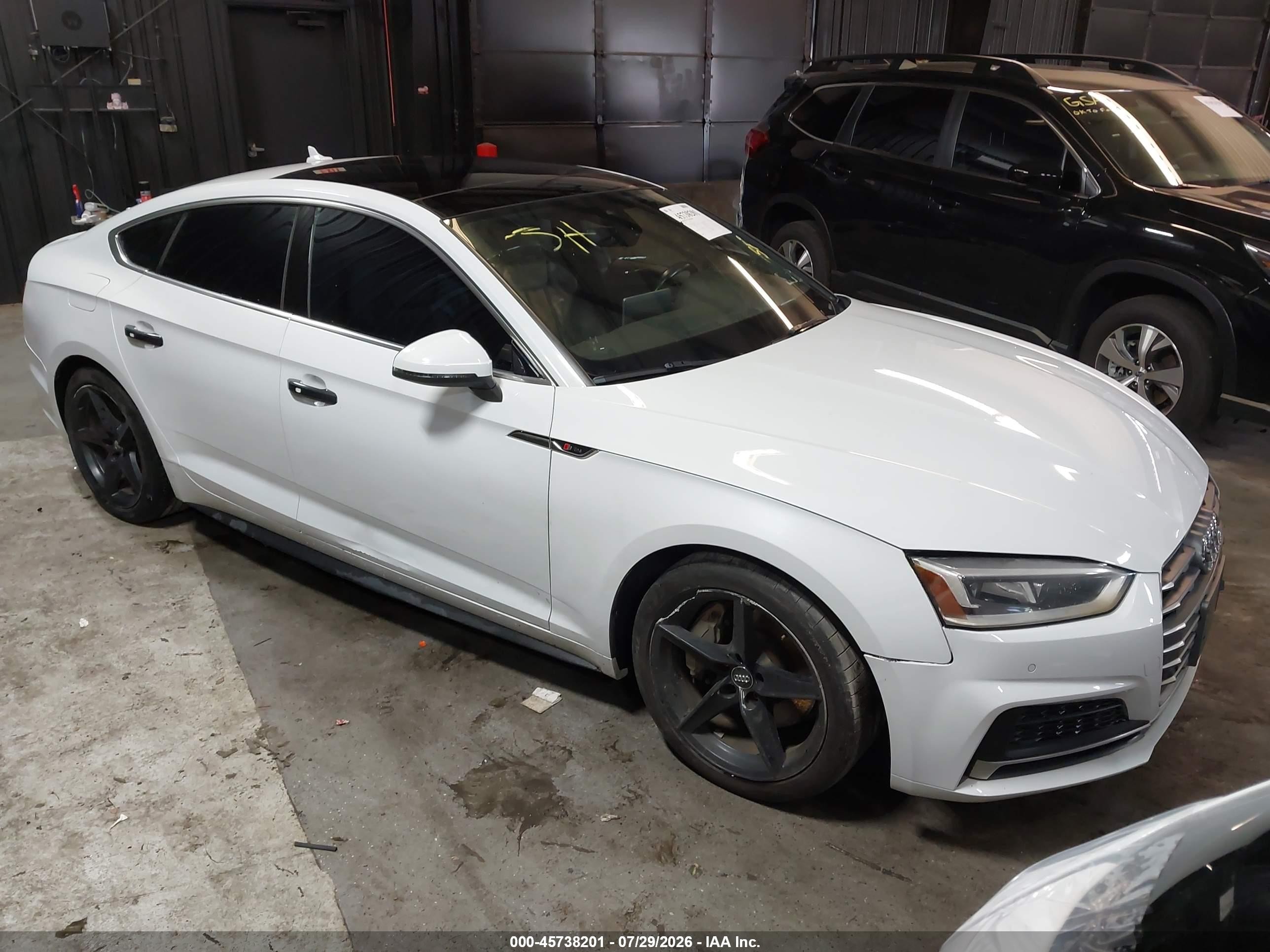 2018 Audi A5 Sportback Premium Plus, VIN WAUENCF54JA009708 — Бок