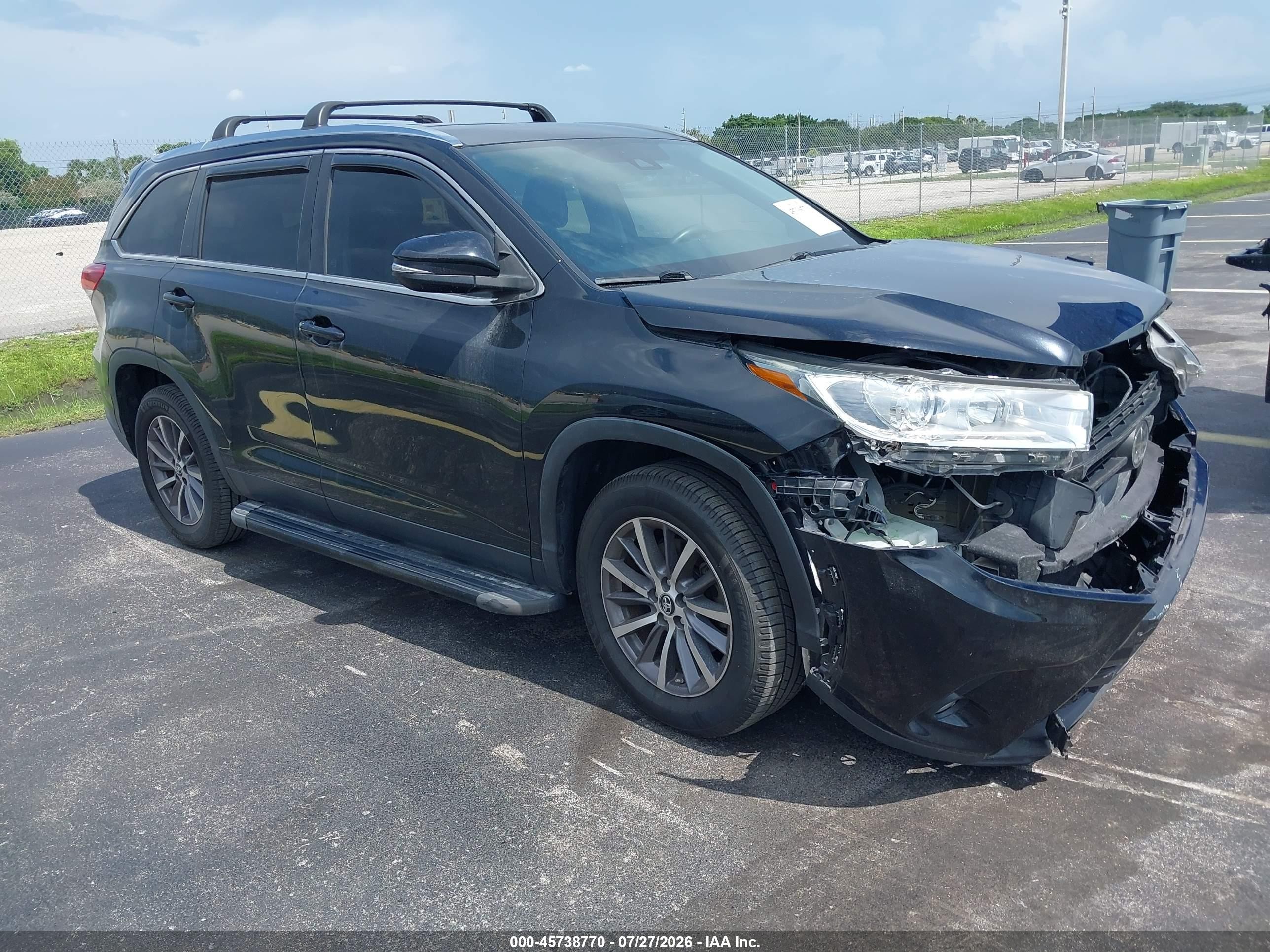 2019 Toyota Highlander XLE, VIN 5TDKZRFH0KS558902 — Front end