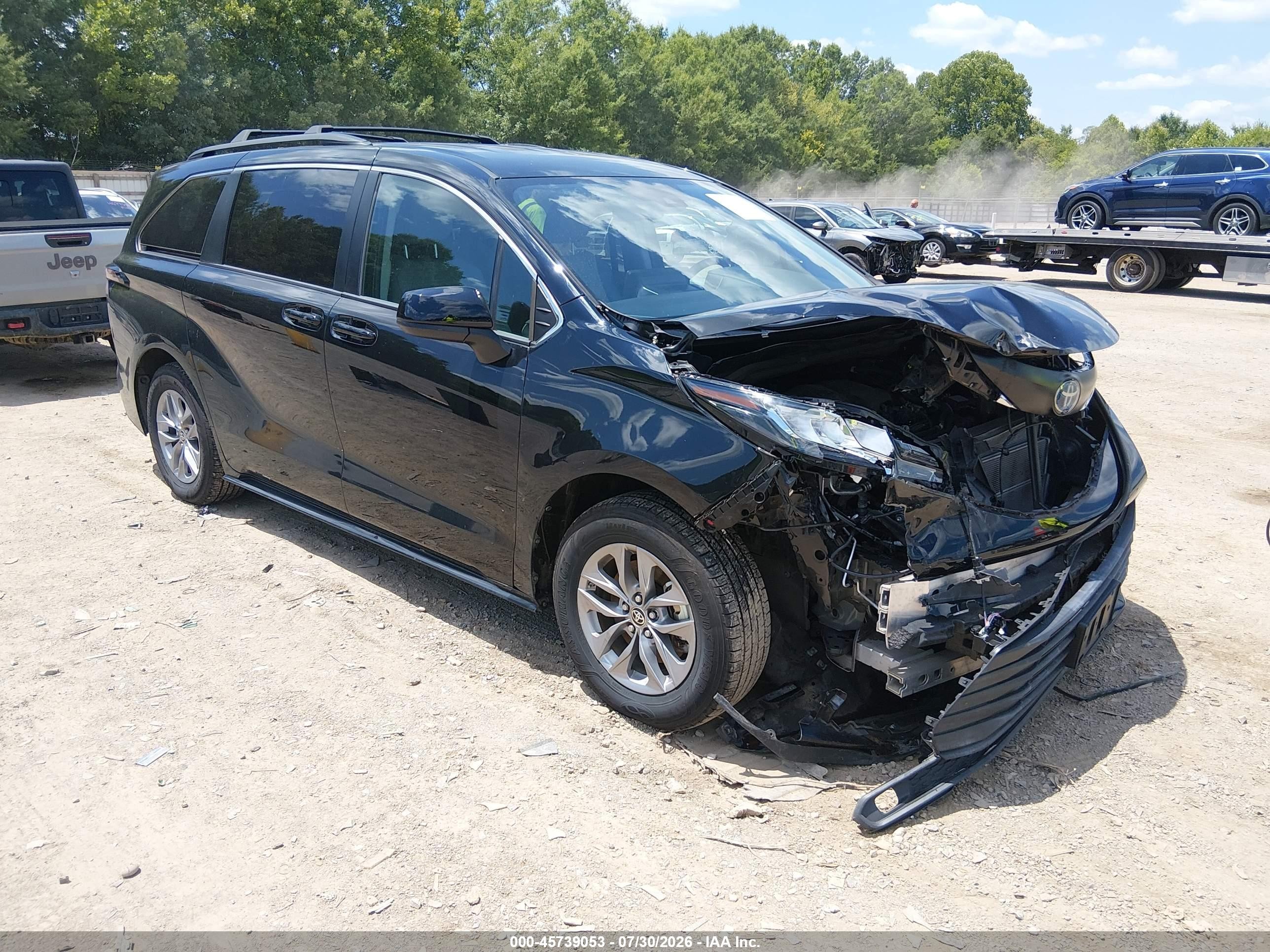 2022 Toyota Sienna LE, VIN 5TDKRKEC5NS078355 — Перед