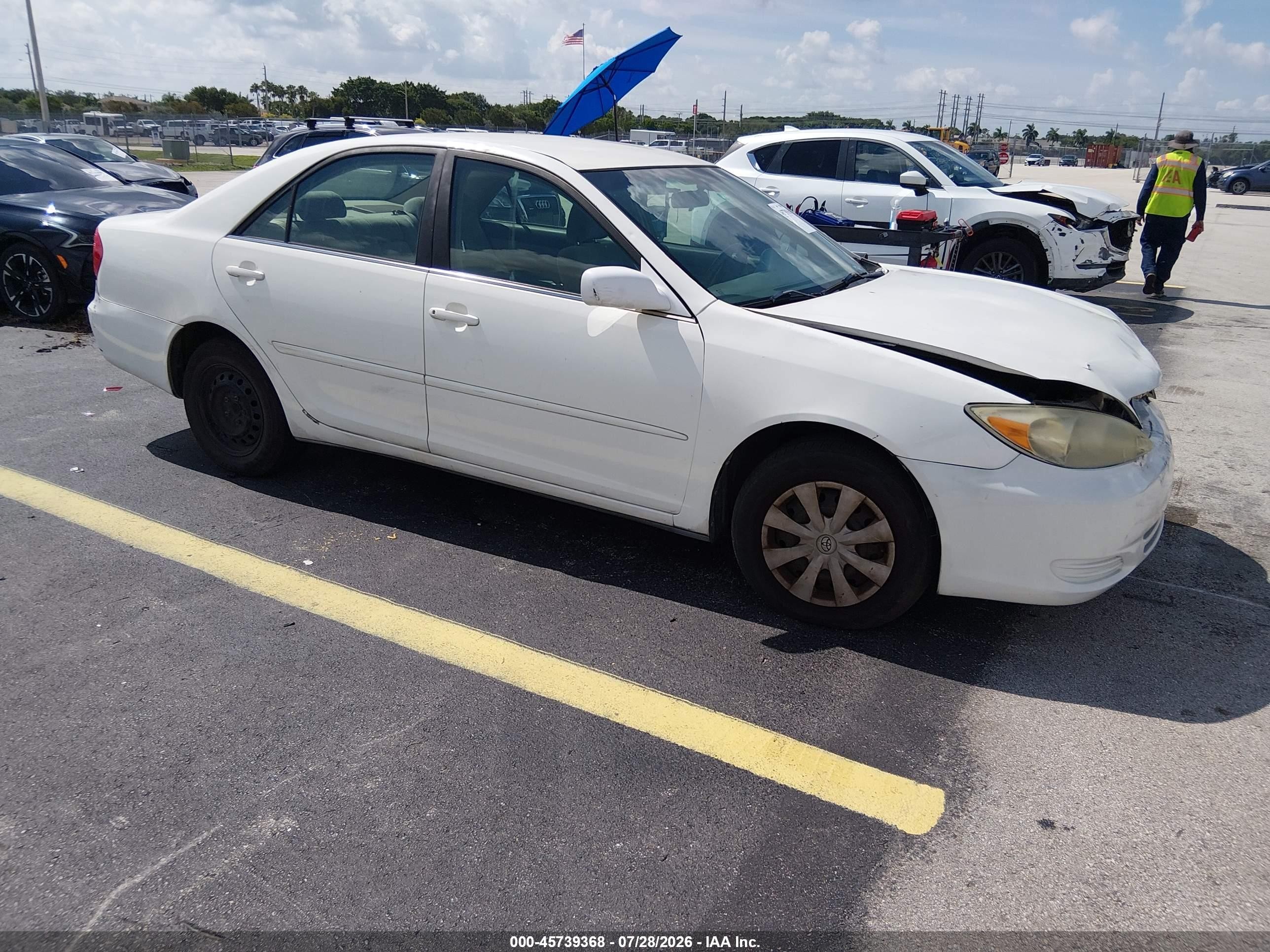 2004 Toyota Camry LE, VIN 4T1BE32K34U288780 — Перед