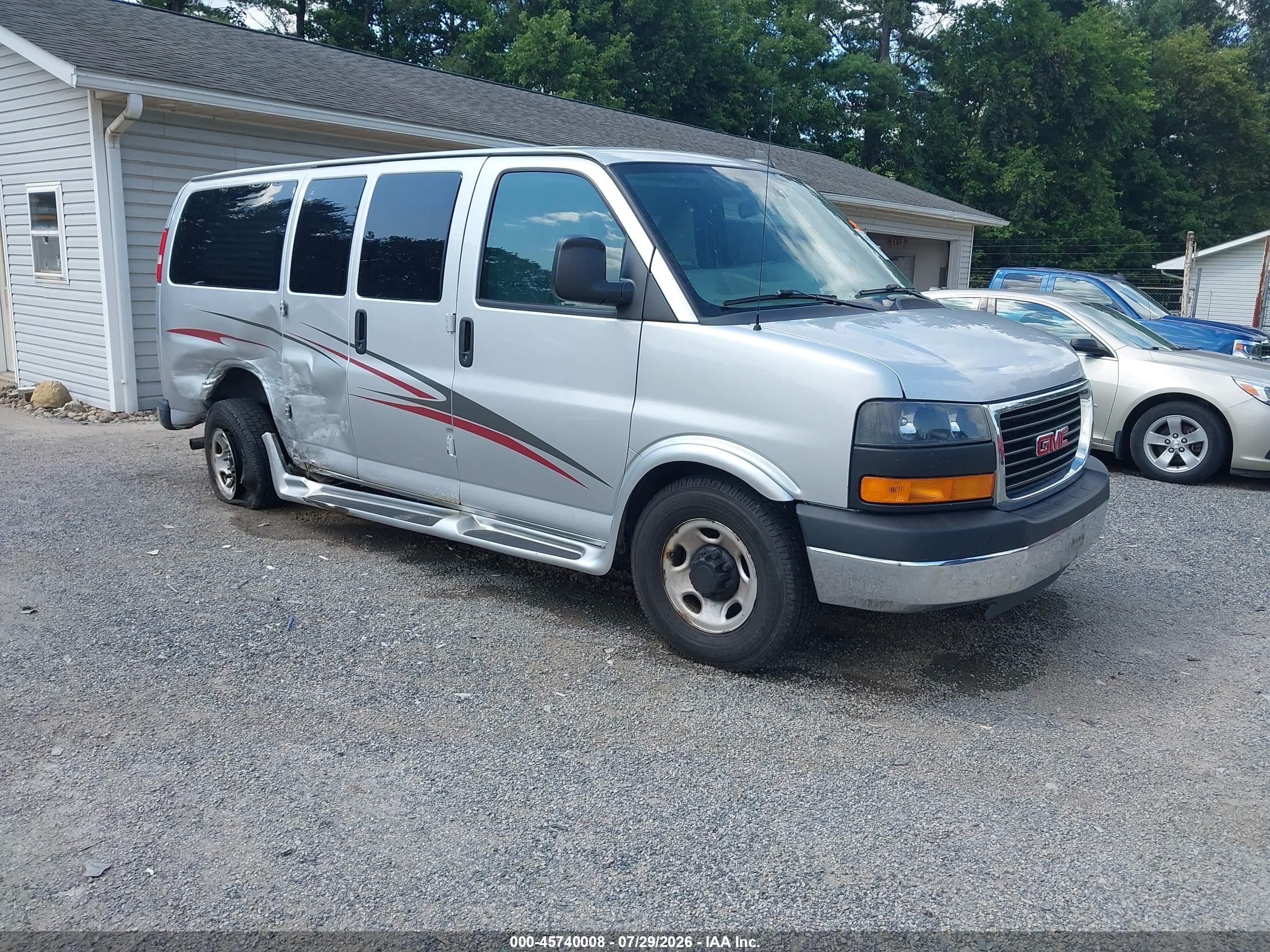 2016 GMC Savana Cargo, VIN 1GTW7AFG4G1204417 — Rear end