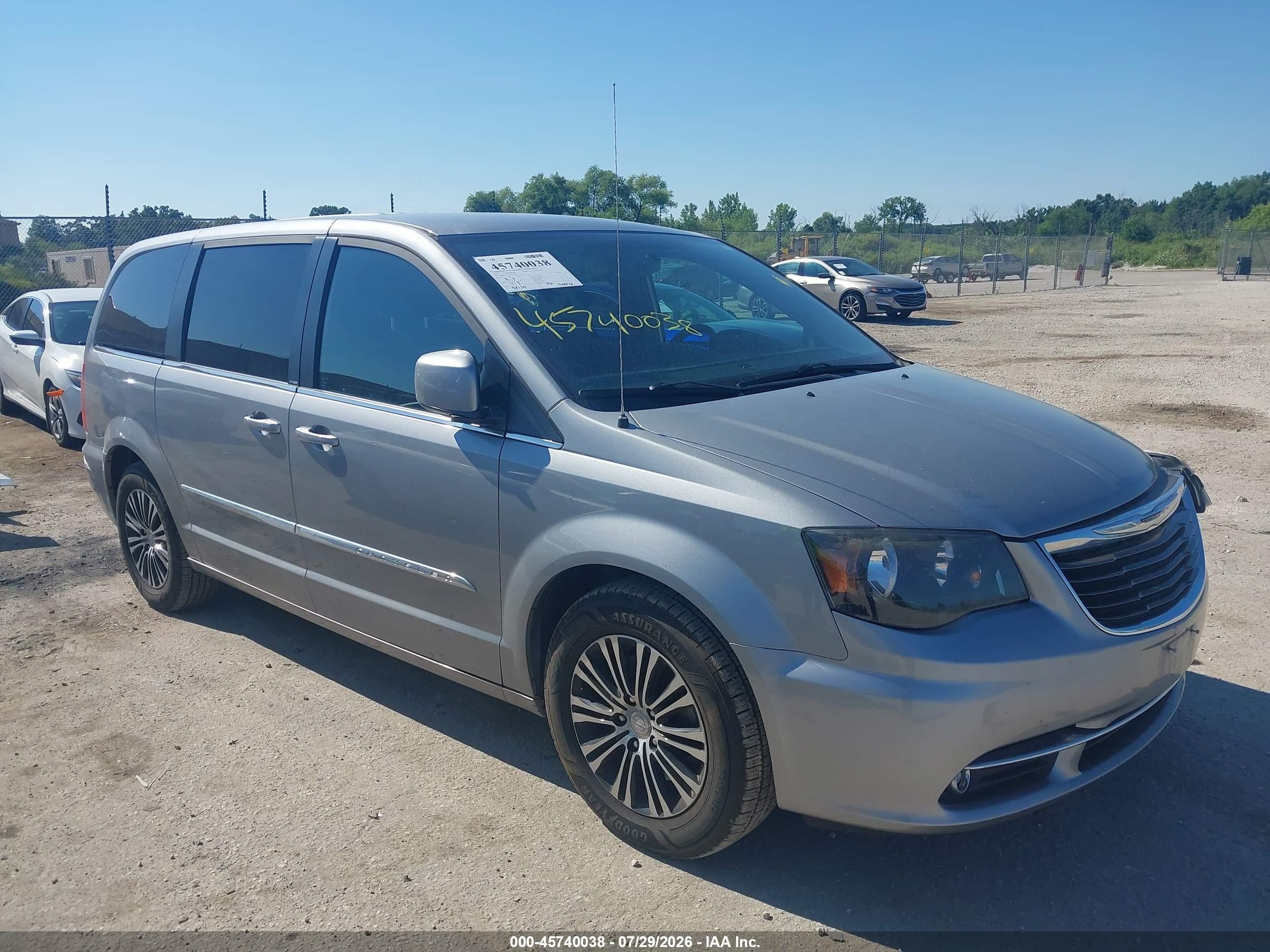 2014 Chrysler Town & Country S, VIN 2C4RC1HG0ER333379 — Front end