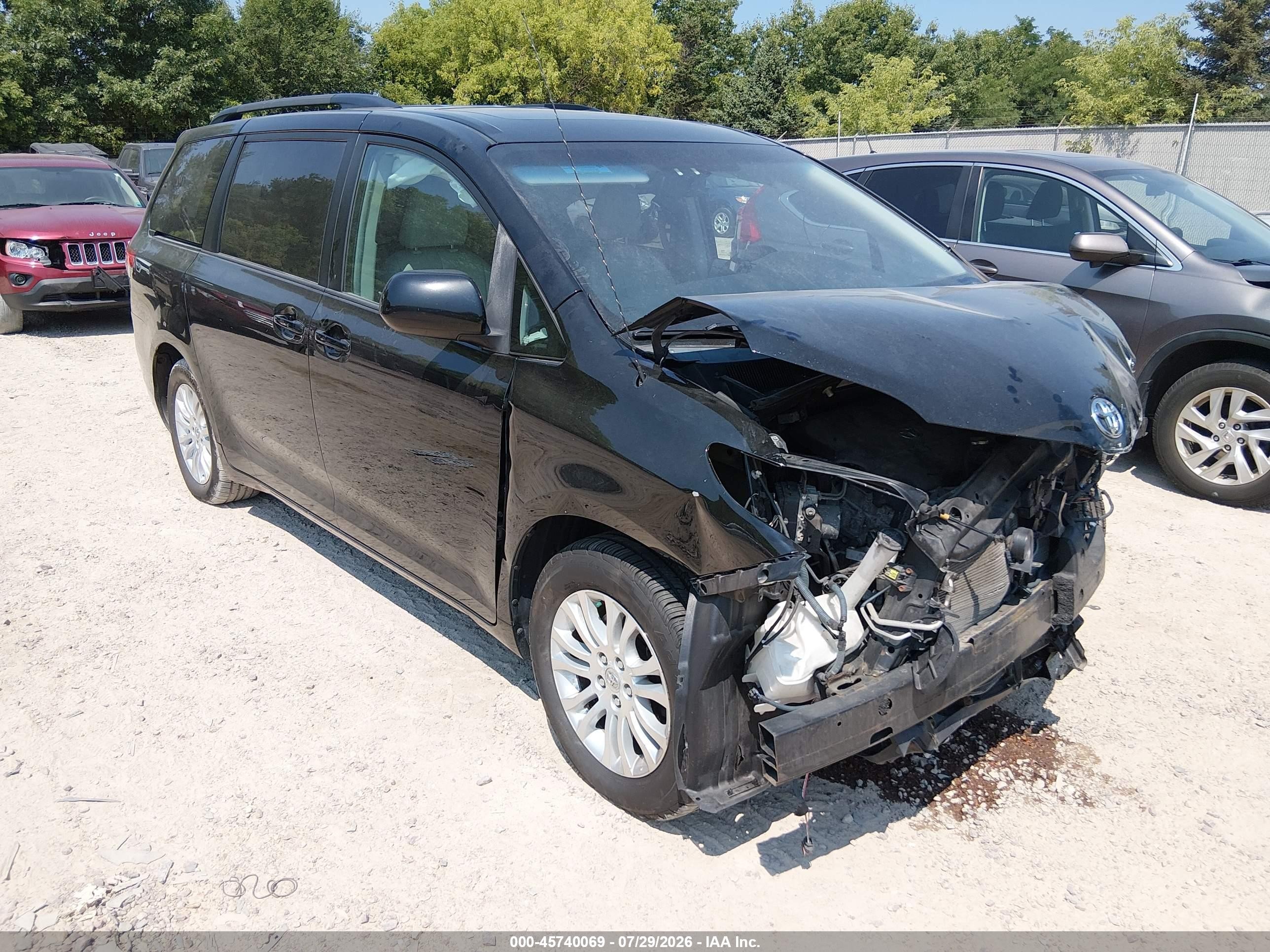 2012 Toyota Sienna XLE, VIN 5TDYK3DC1CS226584 — Front end