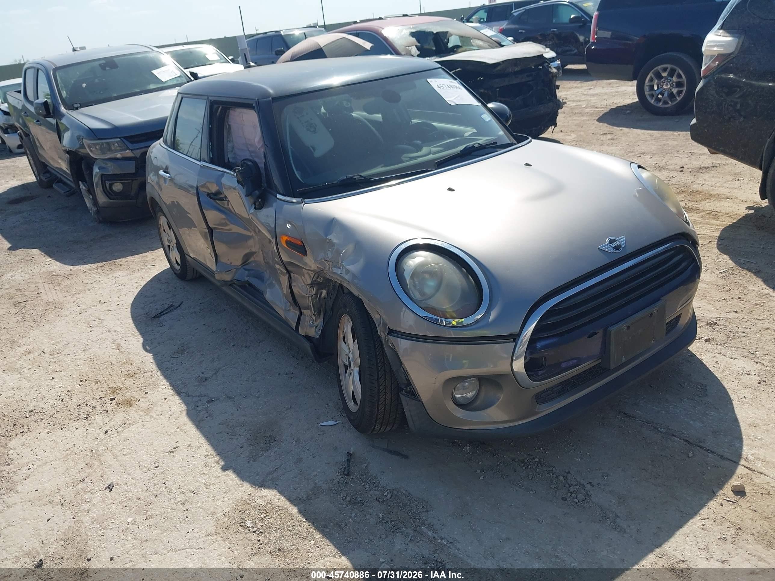 2016 MINI Hardtop 4 Door, VIN WMWXU1C58G2E16716 — Normal wear