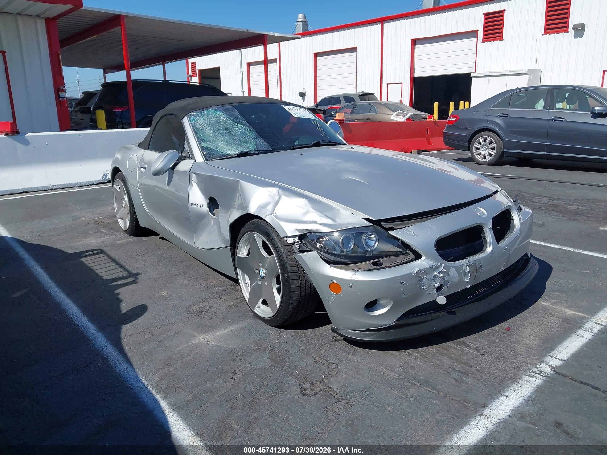 2005 BMW Z4 2.5i, VIN 4USBT33505LS53800 — Front end