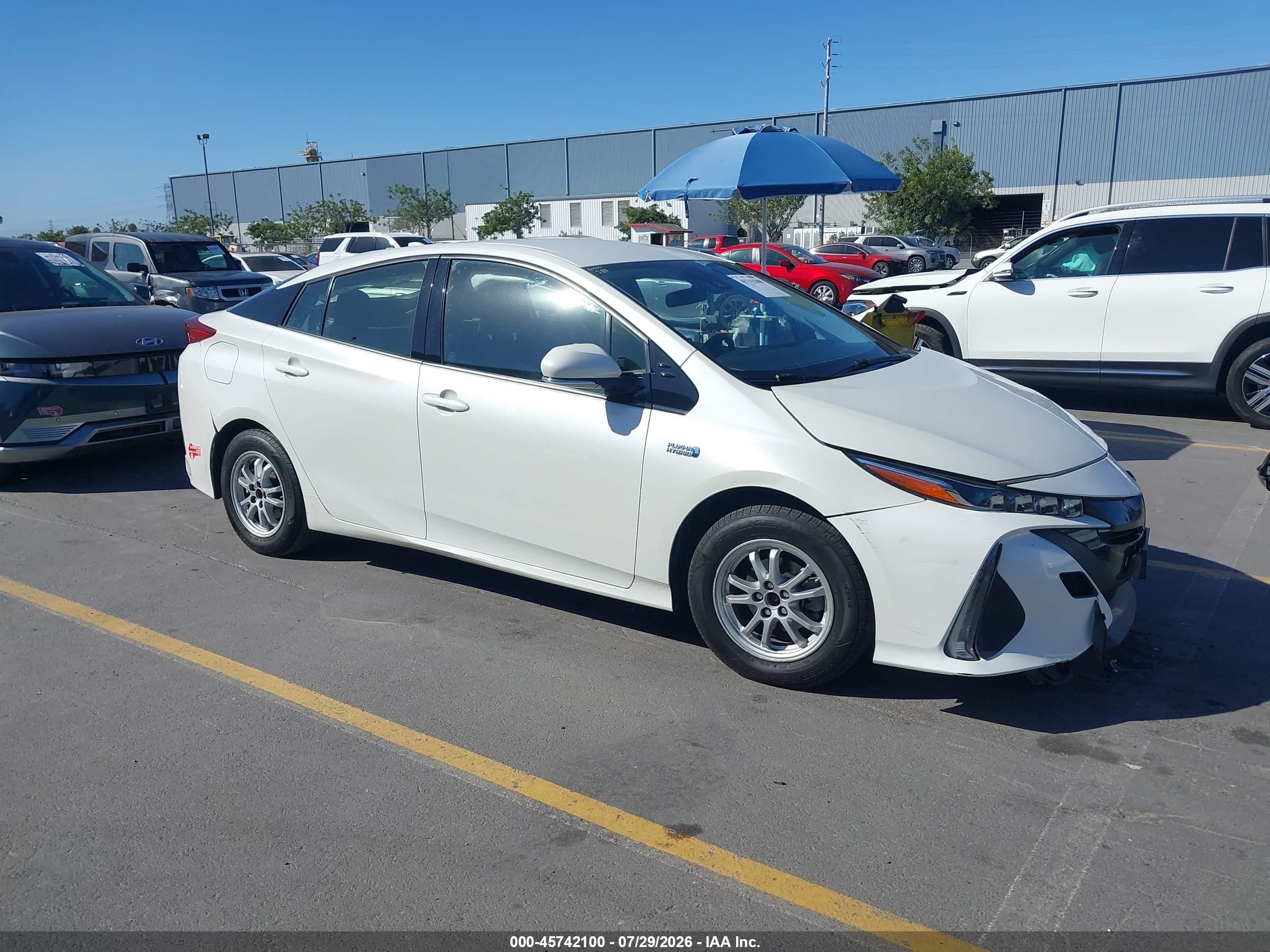 2018 Toyota Prius Advanced, VIN JTDKARFP6J3076708 — Front end