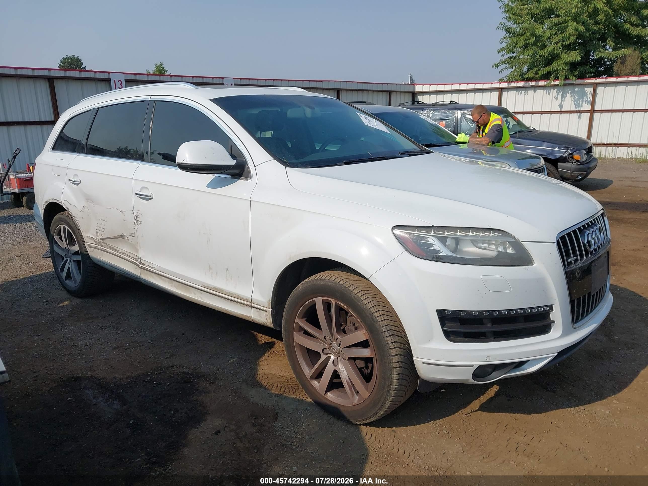 2014 Audi Q7 Premium Plus, VIN WA1LGAFE1ED009818 — Side