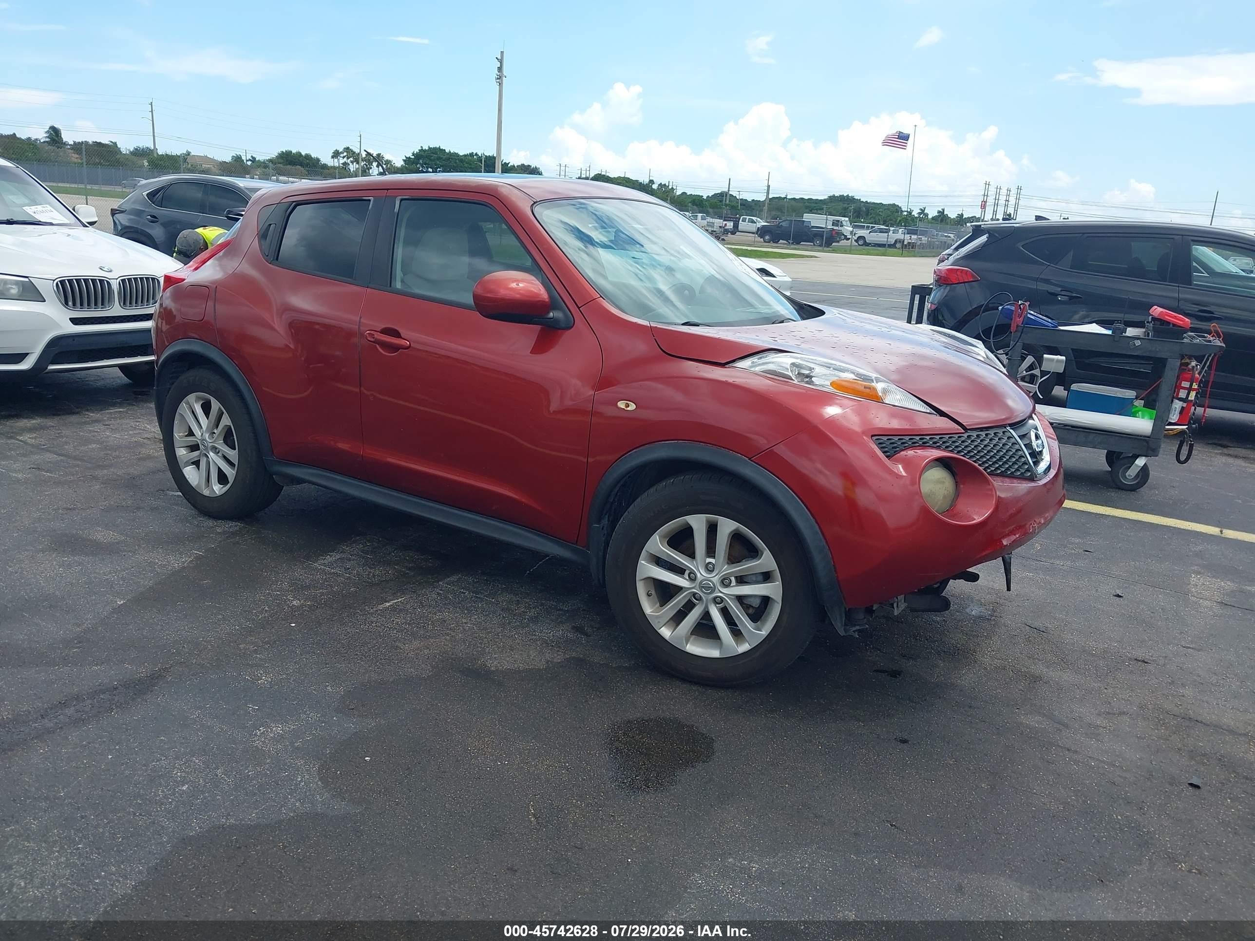 2014 Nissan Juke SV, VIN JN8AF5MR2ET353374 — Front end