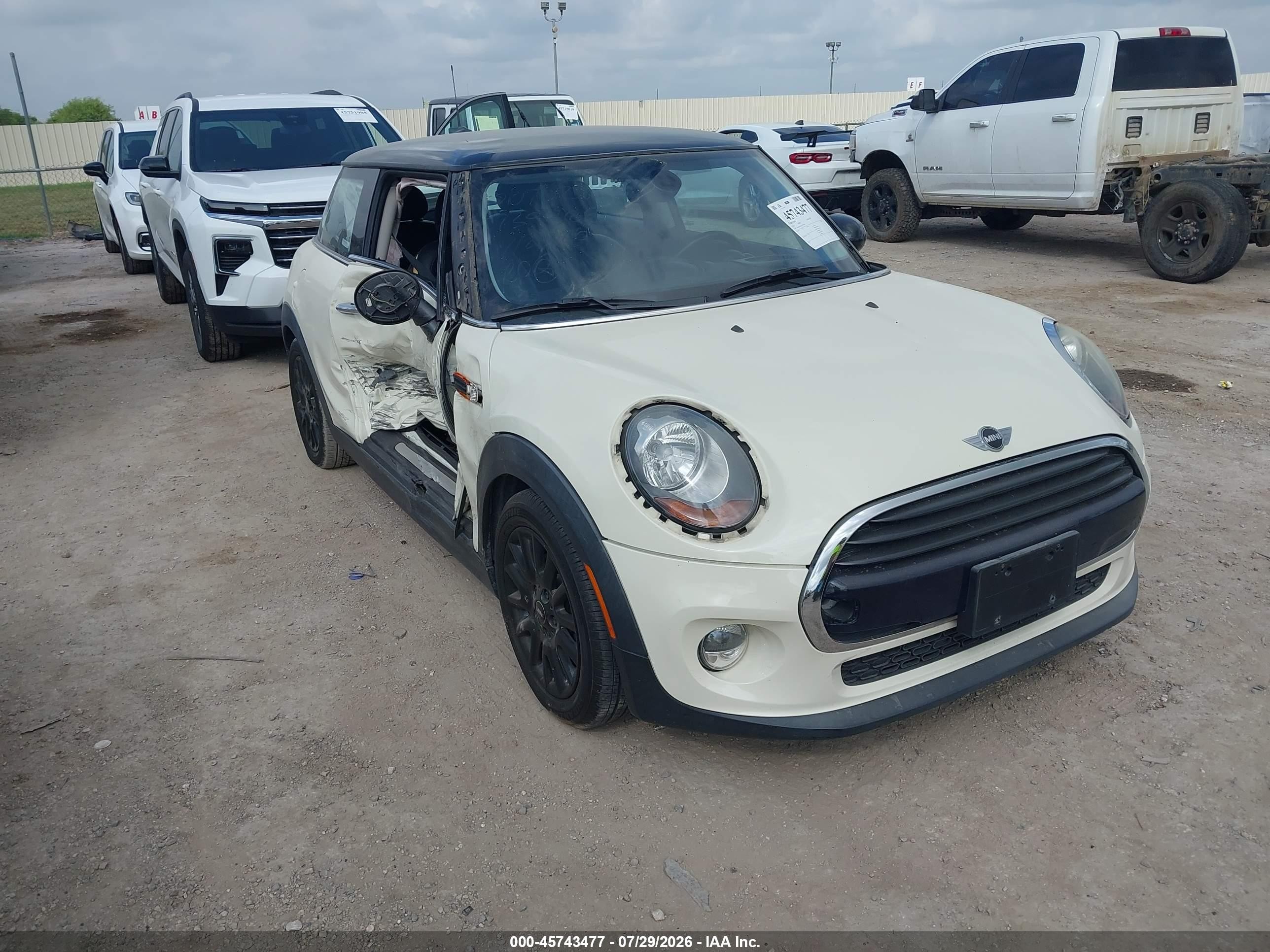 2016 MINI Hardtop, VIN WMWXP5C53GT739366 — Front end