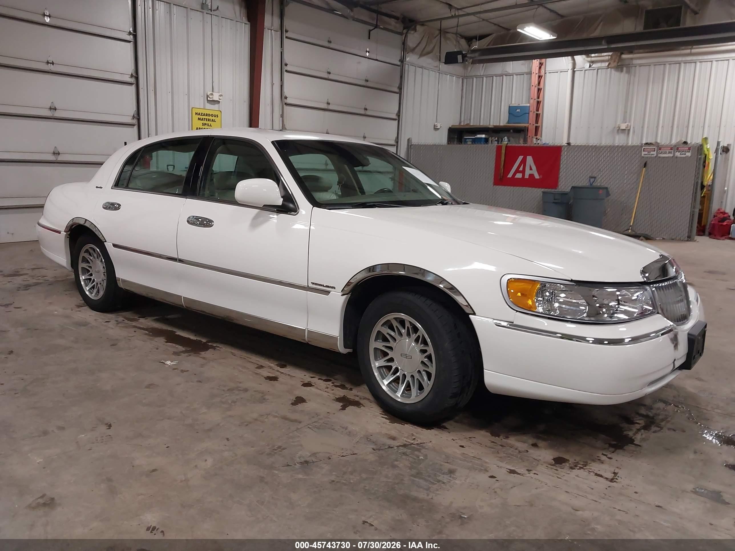 2000 Lincoln Town Car Signature, VIN 1LNHM82W2YY818734 — Град