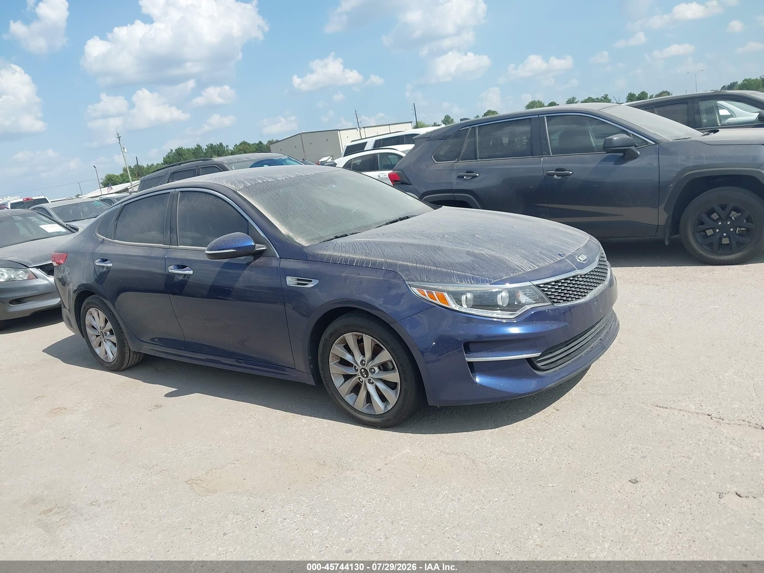 2017 Kia Optima EX, VIN 5XXGU4L31HG158549 — Normal wear