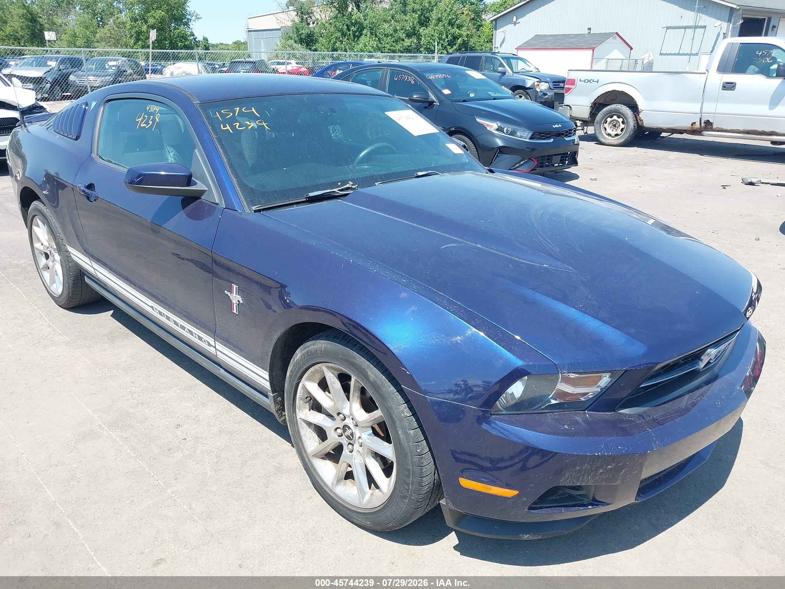 2011 Ford Mustang V6, VIN 1ZVBP8AM1B5155874 — Перед