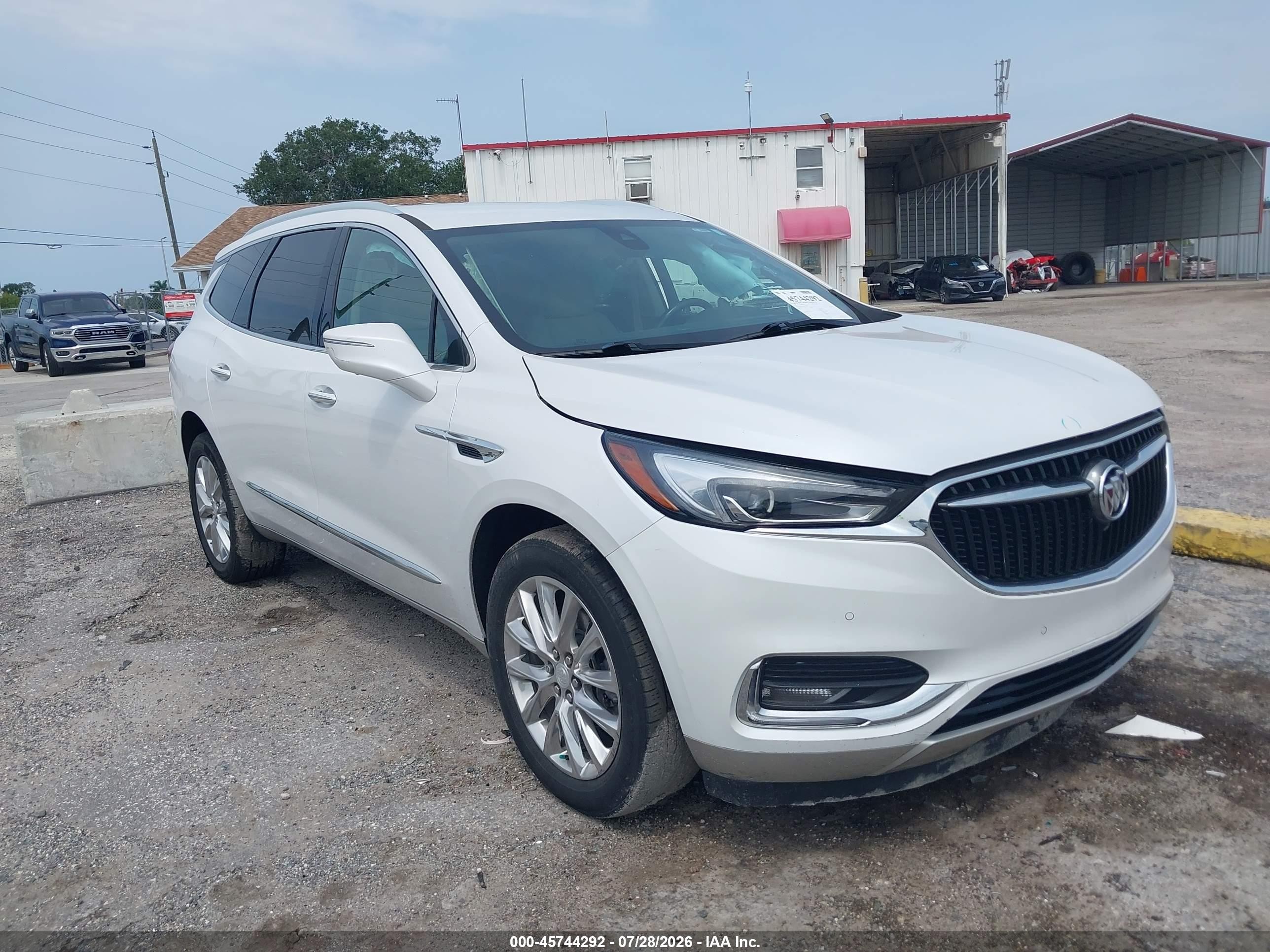 2020 Buick Enclave Premium, VIN 5GAERCKW8LJ319497 — Бок