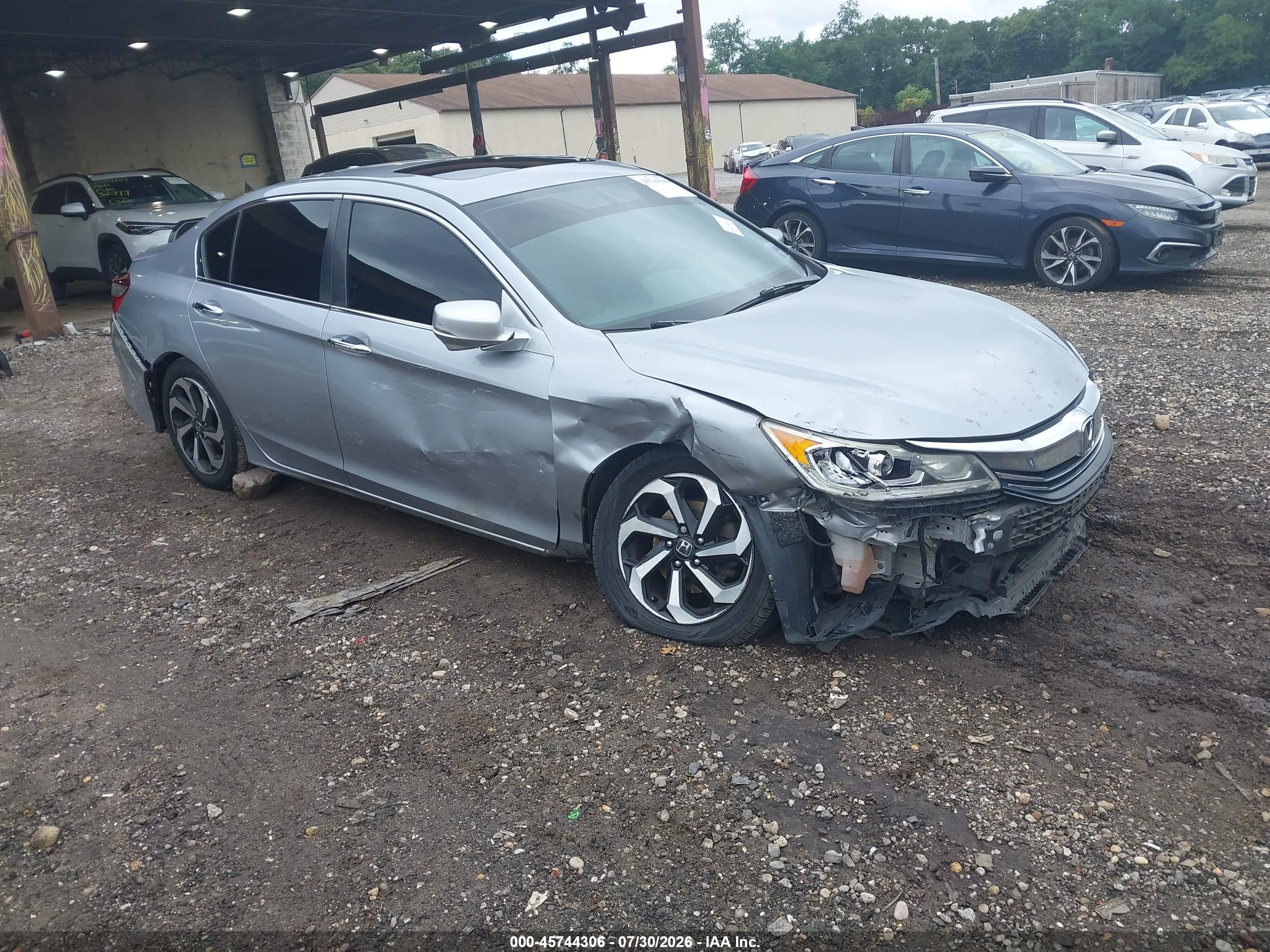 2017 Honda Accord EX-L, VIN 1HGCR2F86HA002564 — Front end