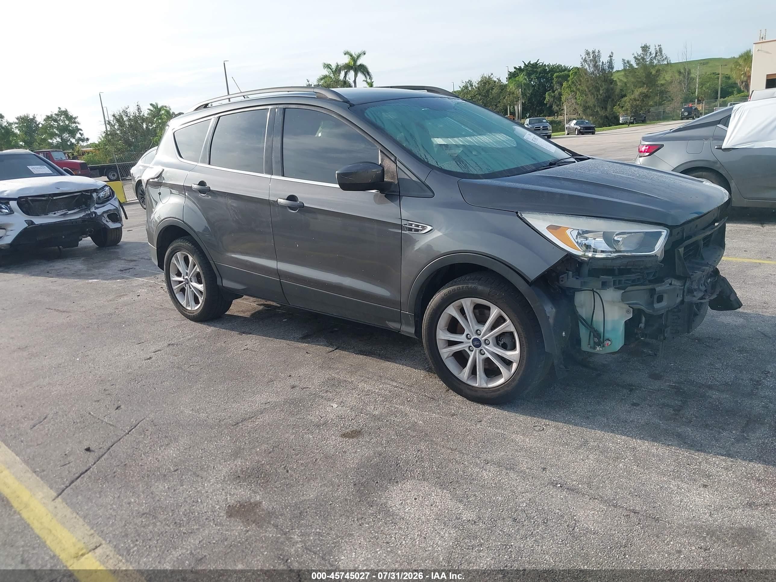 2018 Ford Escape SE, VIN 1FMCU9GDXJUD12802 — Front end