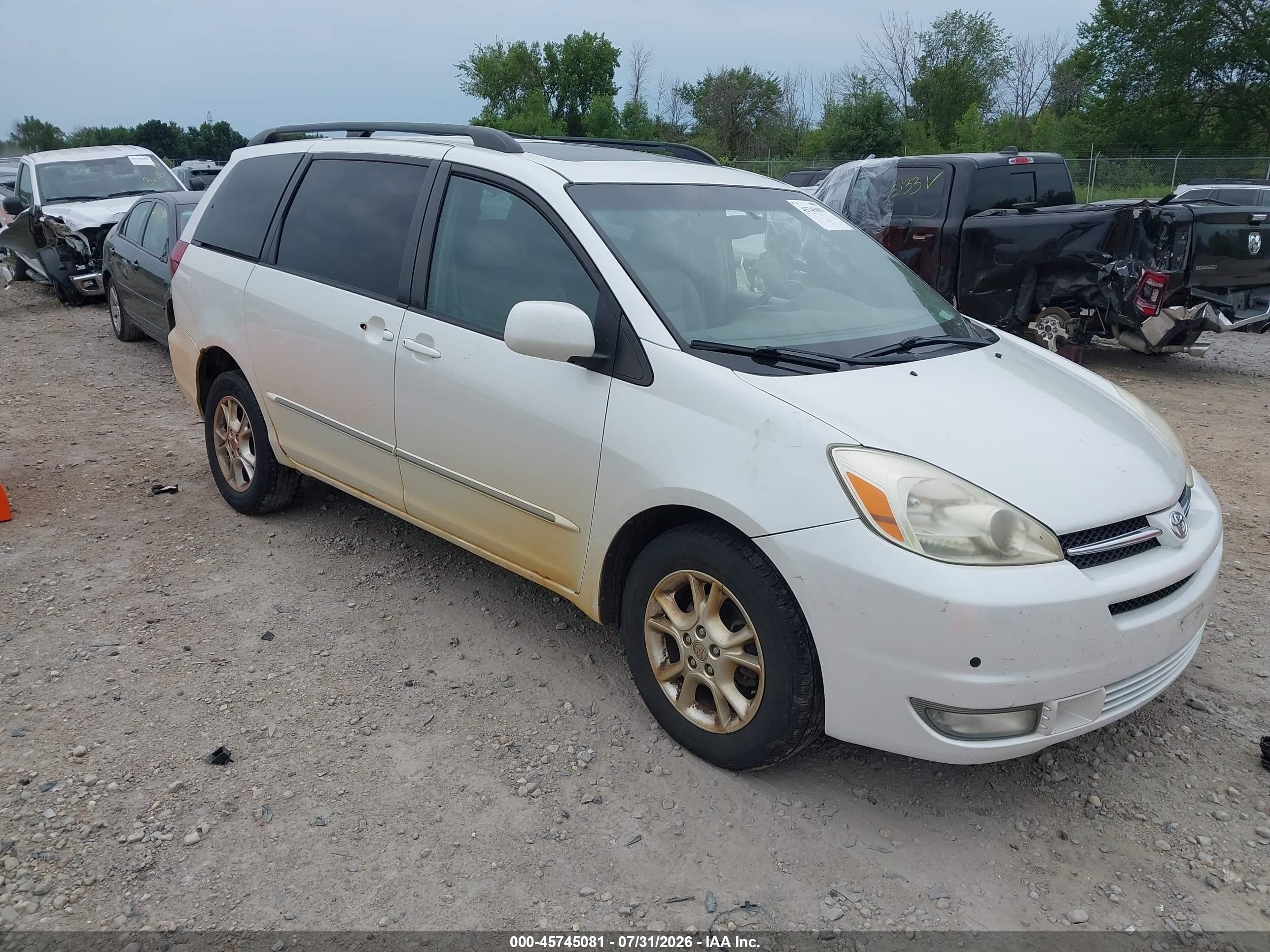 2005 Toyota Sienna XLE Limited, VIN 5TDBA22C95S048464 — Normal wear