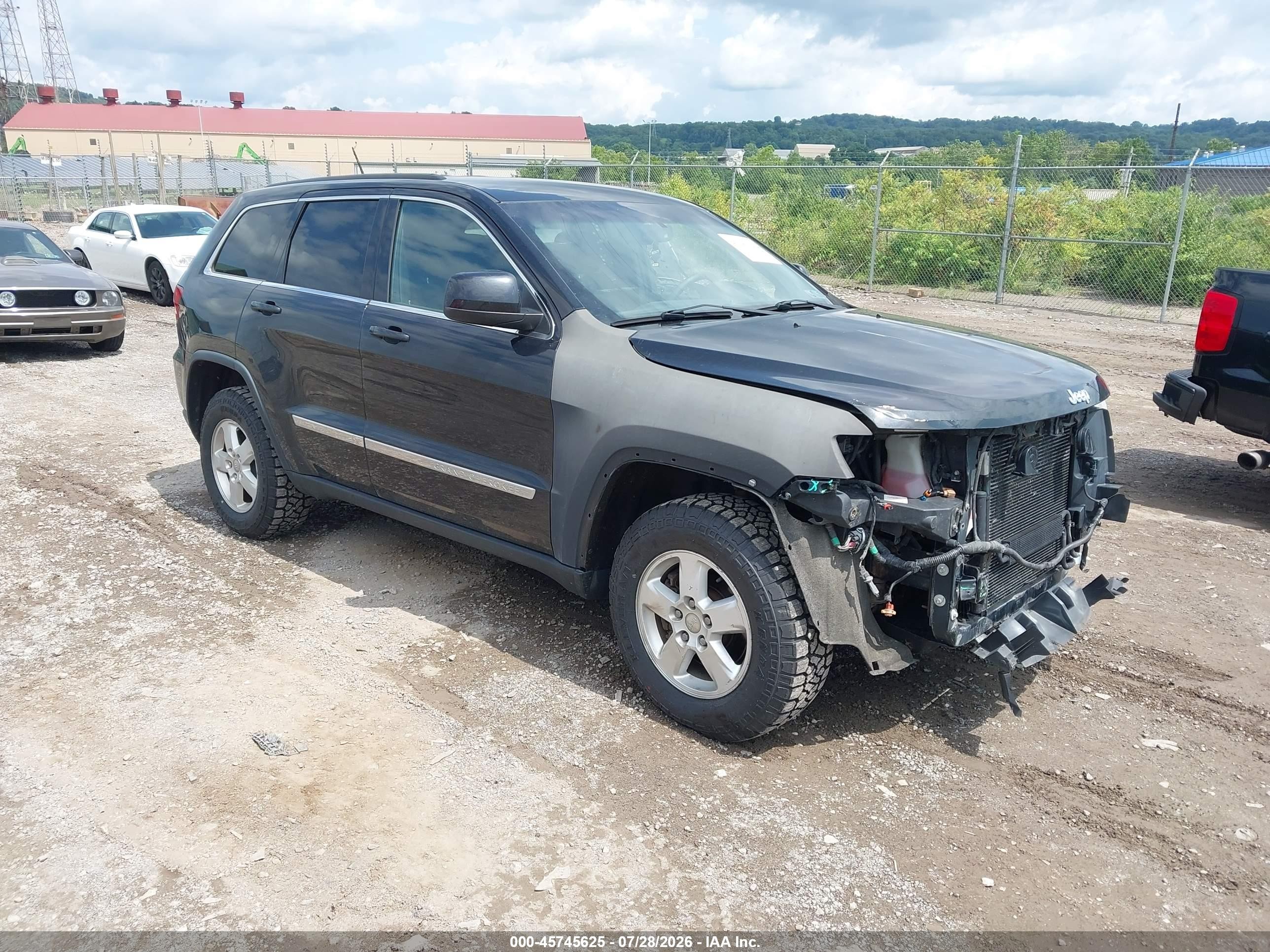 2013 Jeep Grand Cherokee Laredo, VIN 1C4RJFAG6DC652595 — Front end