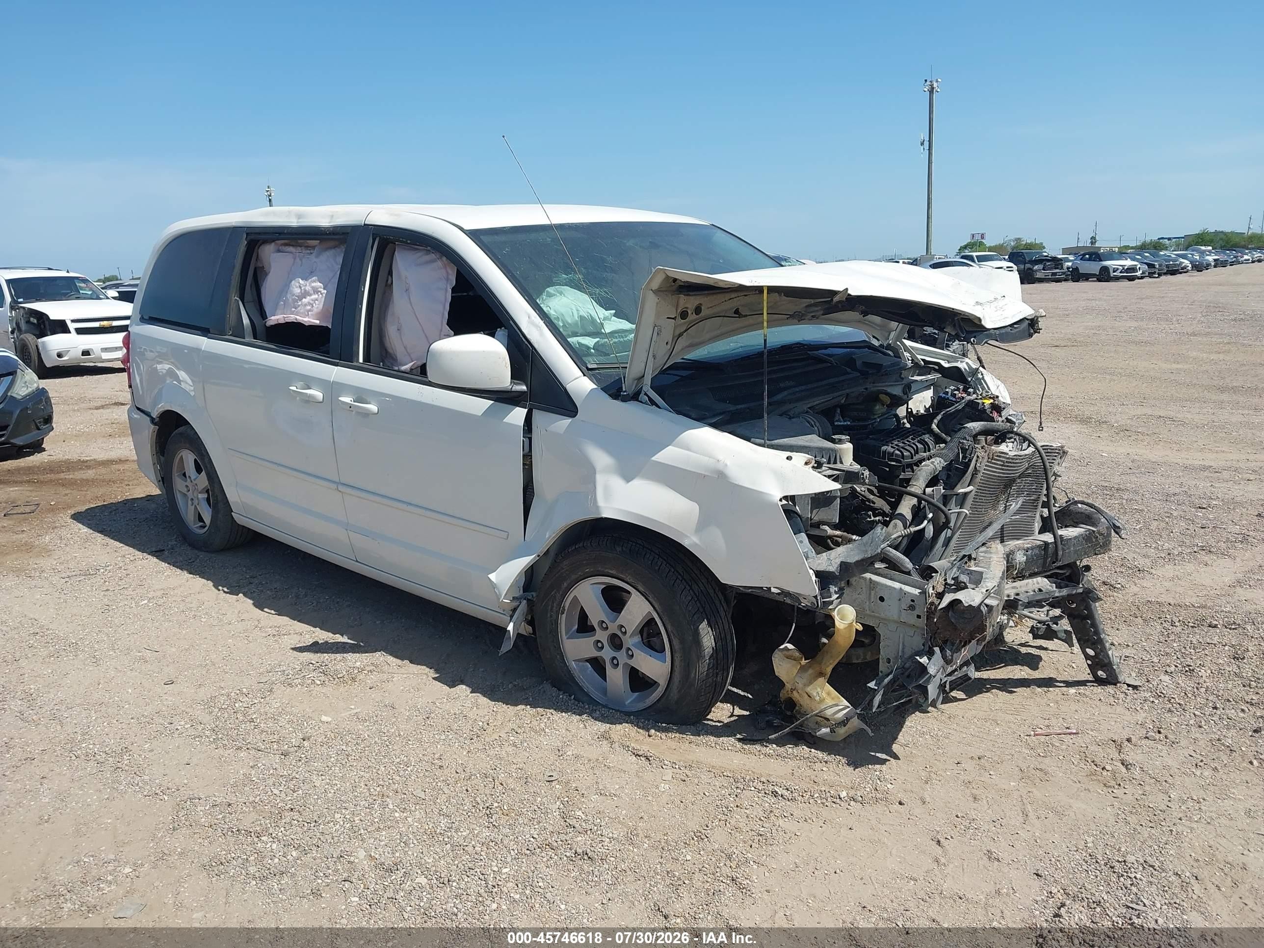 2013 Dodge Grand Caravan SXT, VIN 2C4RDGCG7DR502545 — Перед