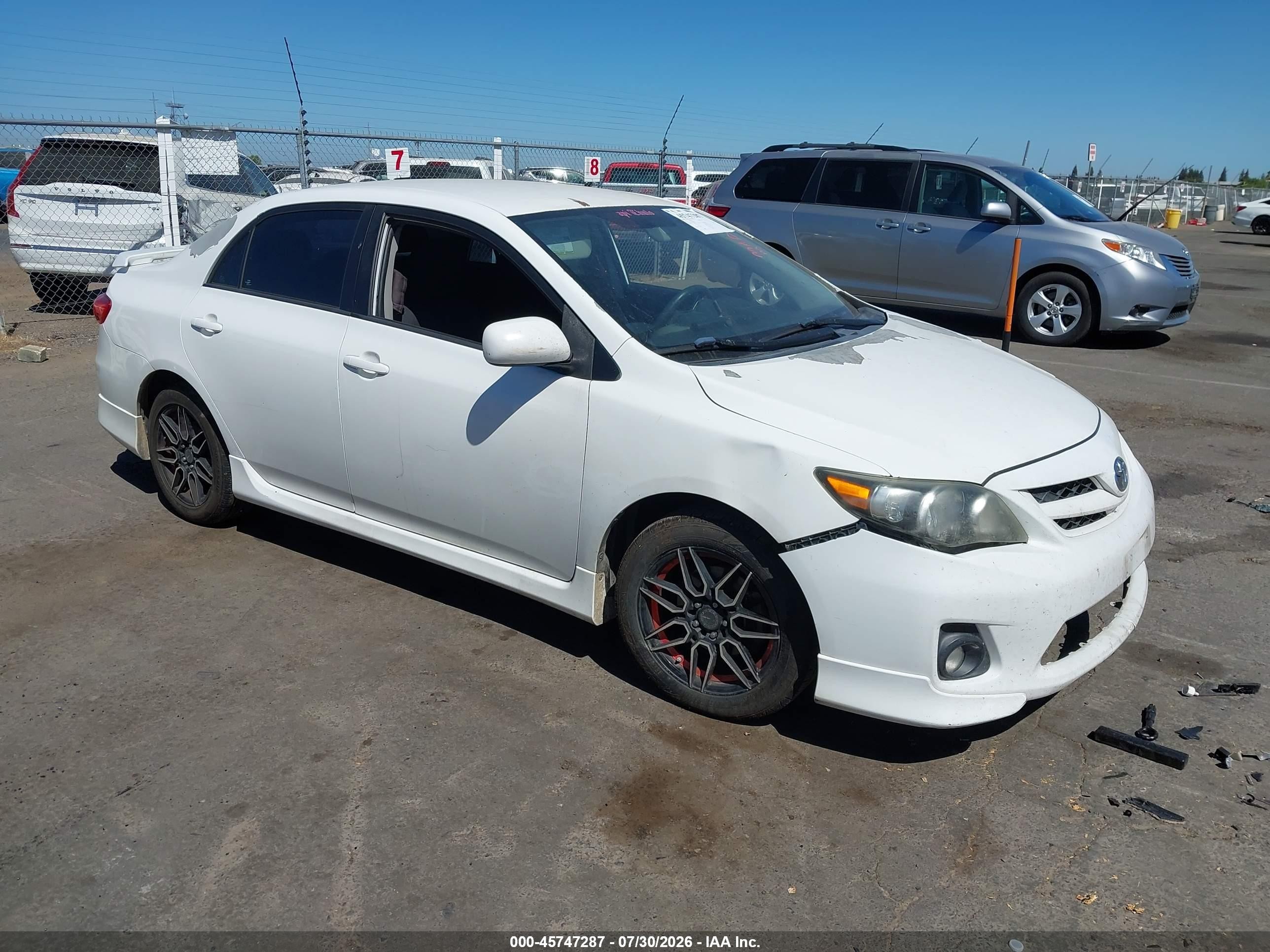 2013 Toyota Corolla LE, VIN 5YFBU4EE3DP084352 — Бок