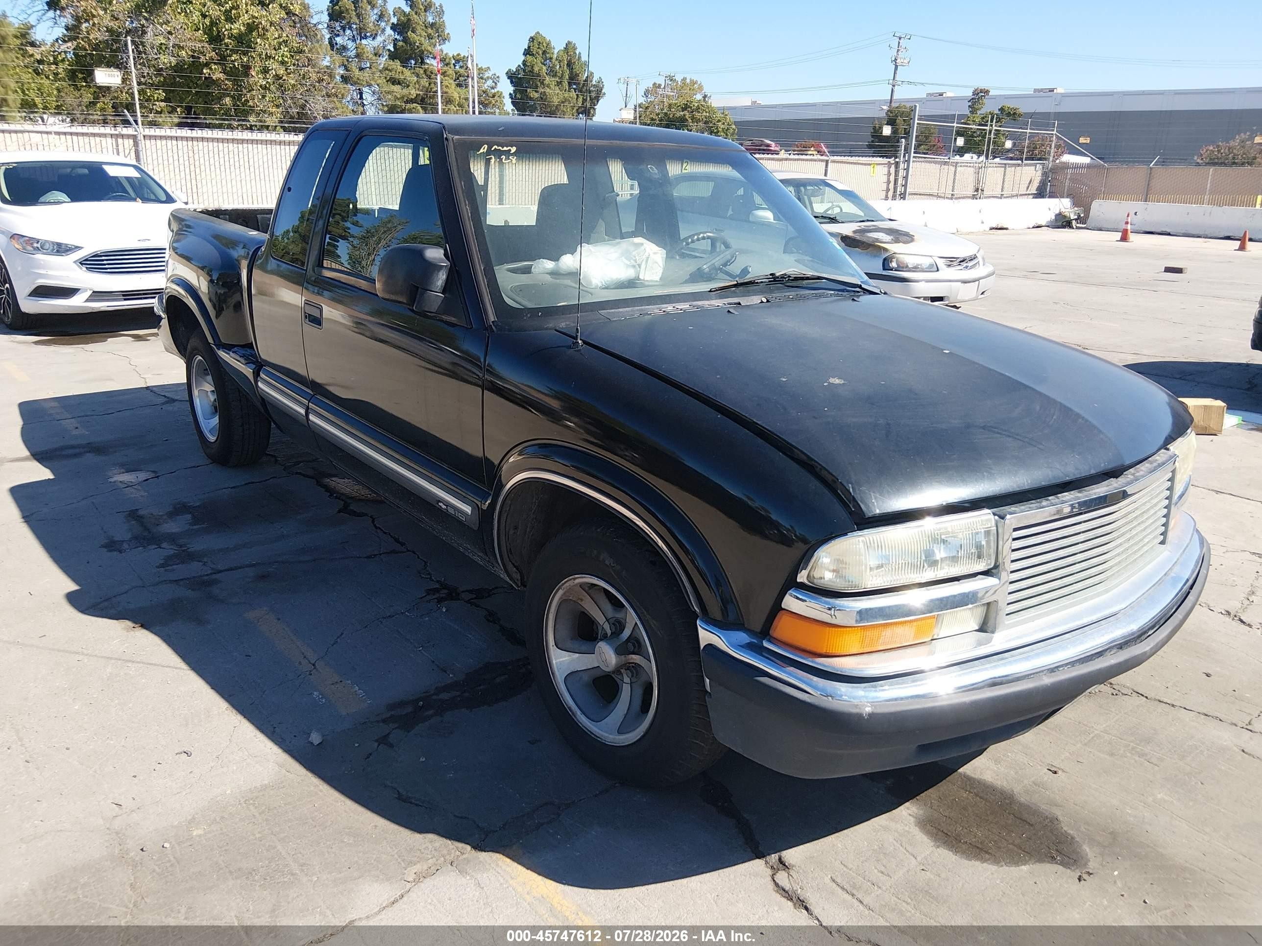 2001 Chevrolet S-10 LS, VIN 1GCCS19W618198414 — Normal wear