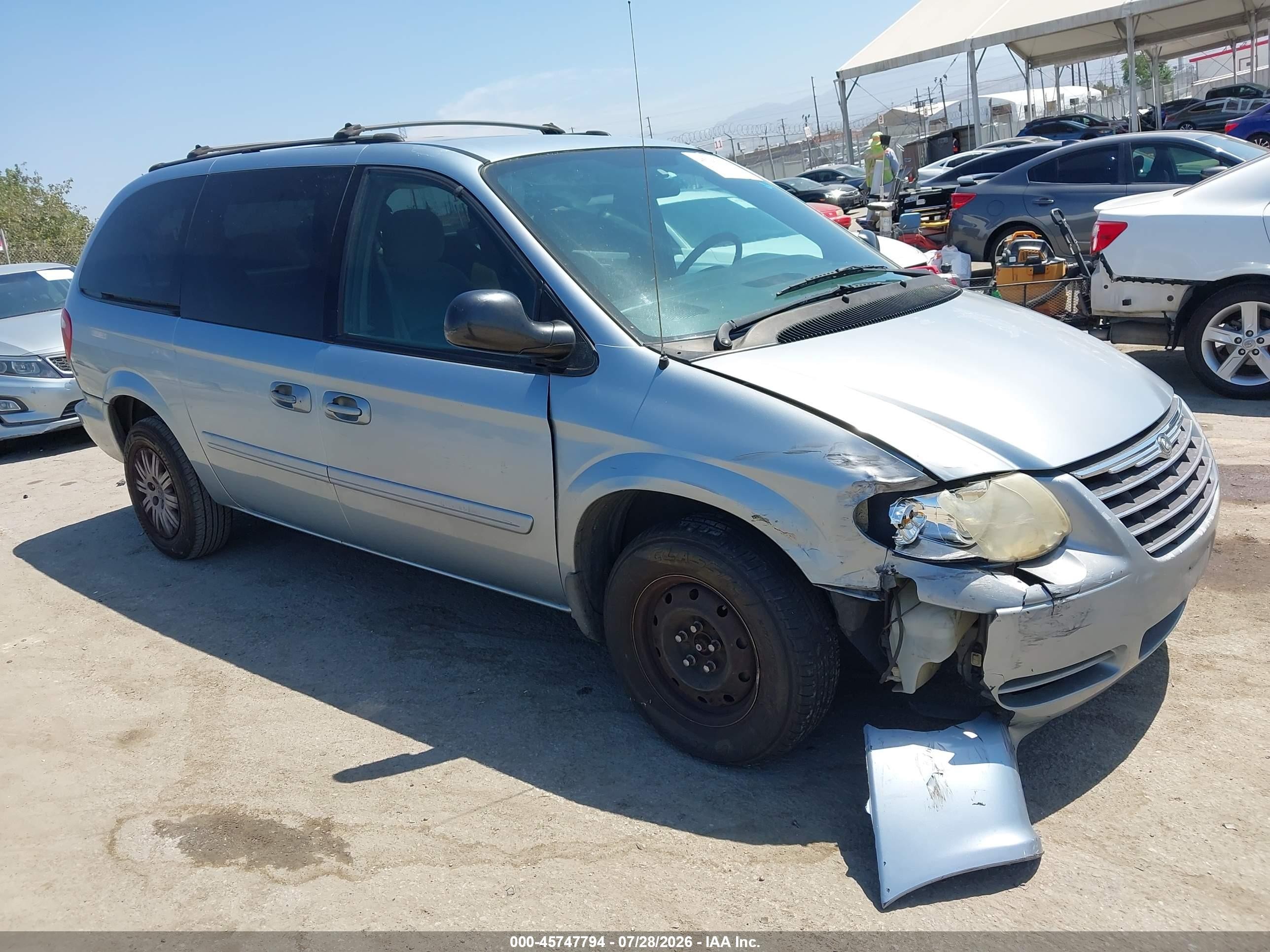 2005 Chrysler Town & Country LX, VIN 2C4GP44R55R123445 — Front end