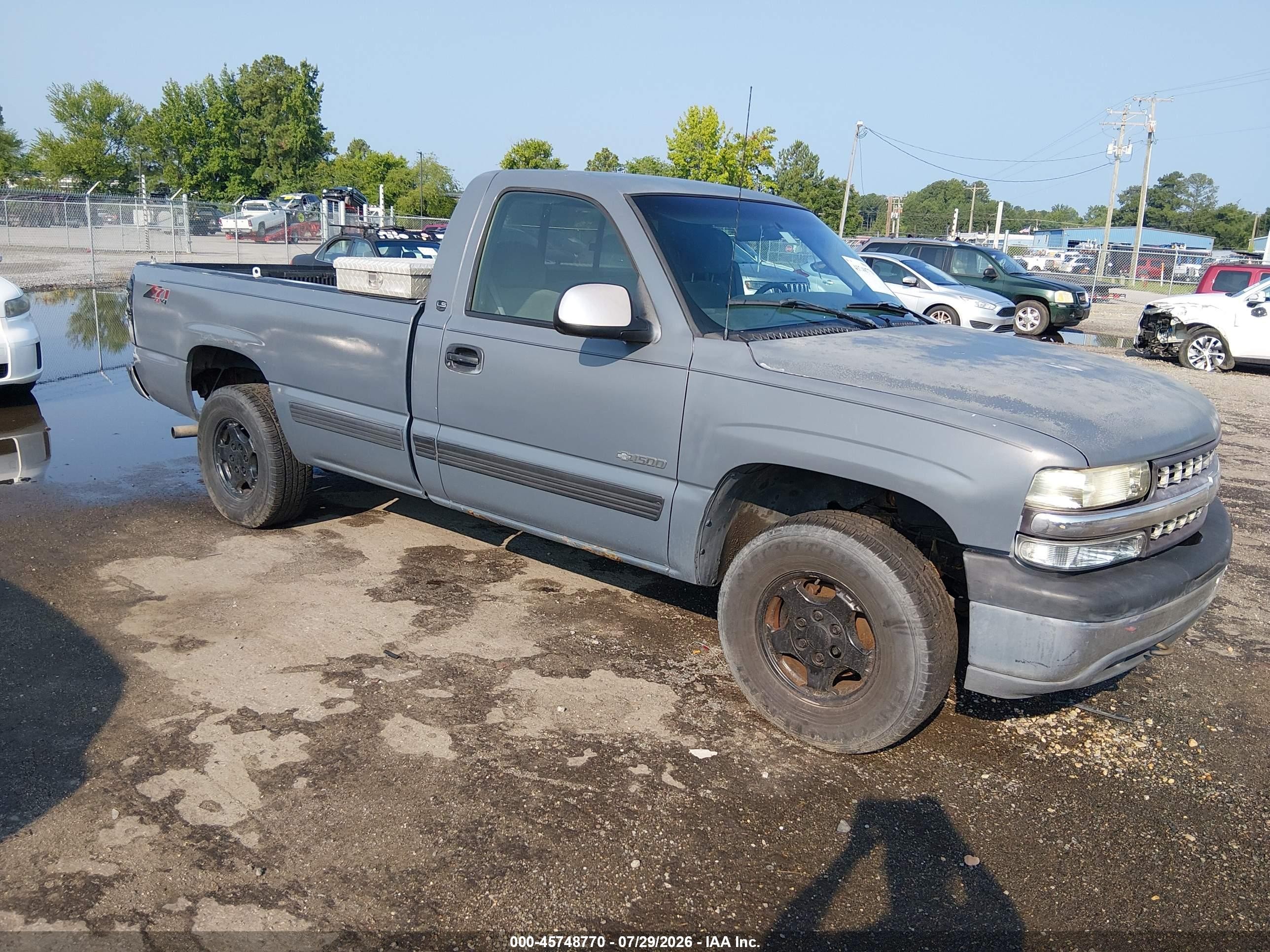 2000 Chevrolet Silverado 1500 LS, VIN 1GCEK14TXYE103953 — Rear end
