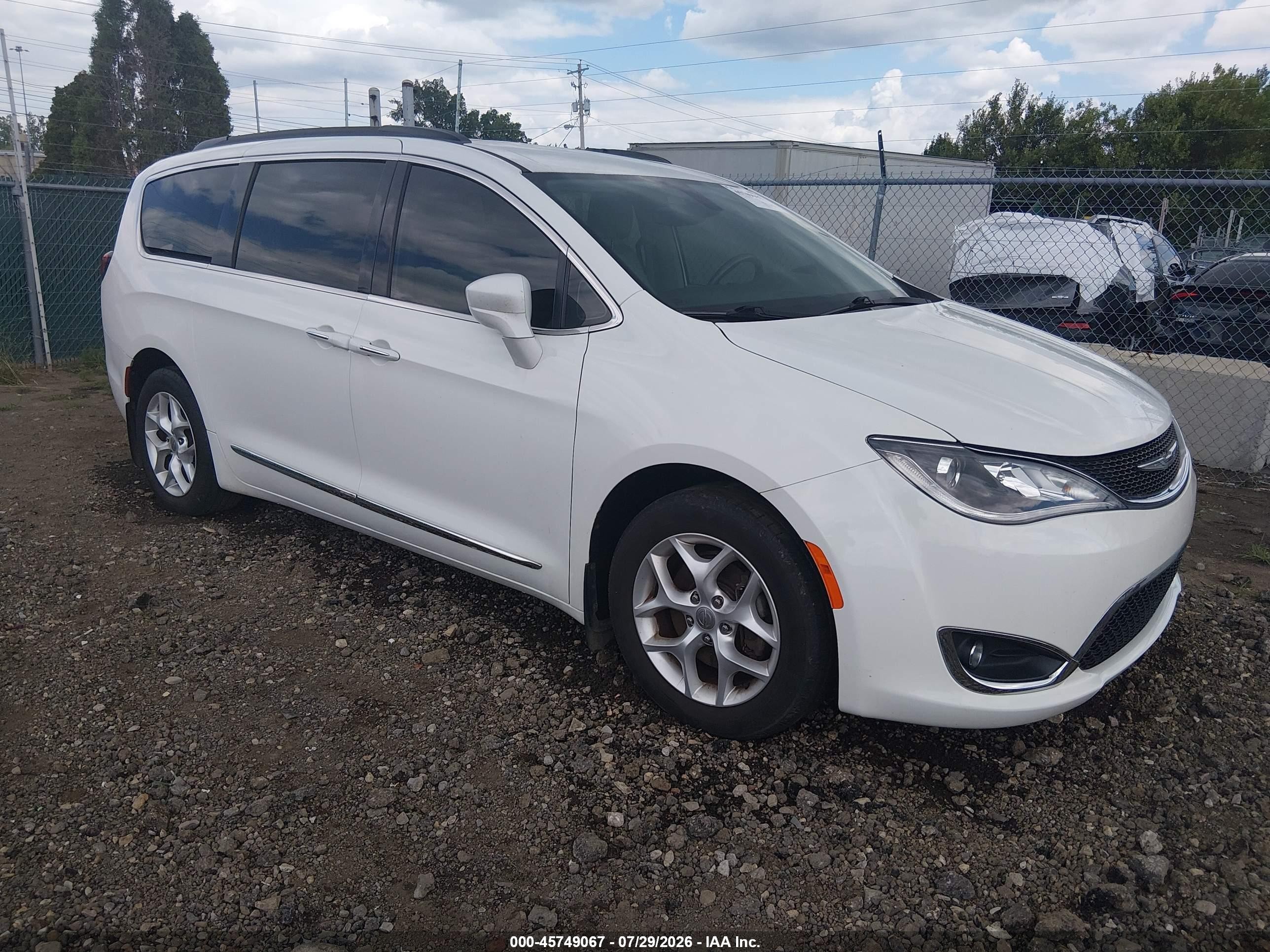 2017 Chrysler Pacifica Touring L, VIN 2C4RC1BGXHR784932 — Undercarriage