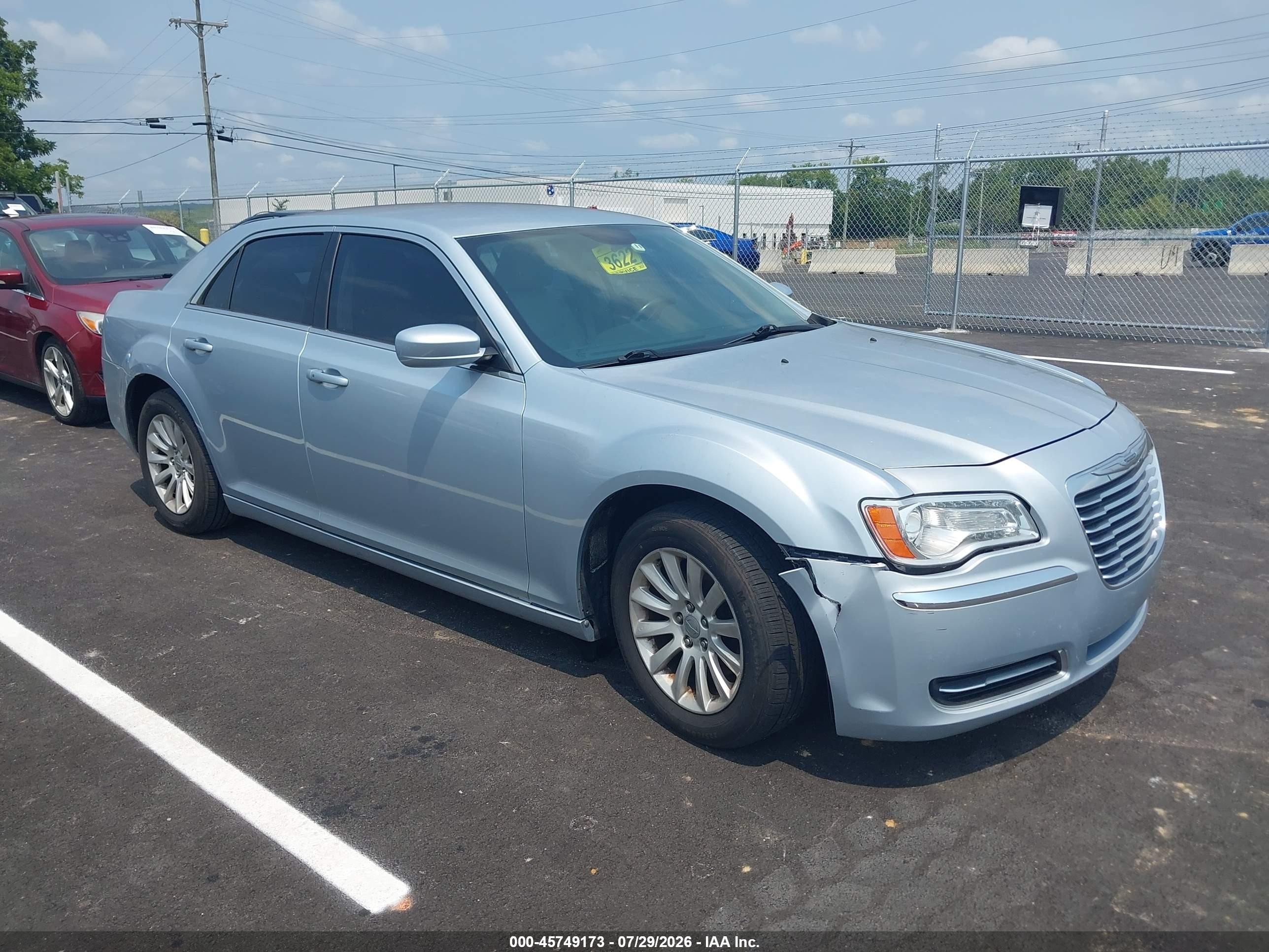 2013 Chrysler 300, VIN 2C3CCAAG8DH703597 — Перед