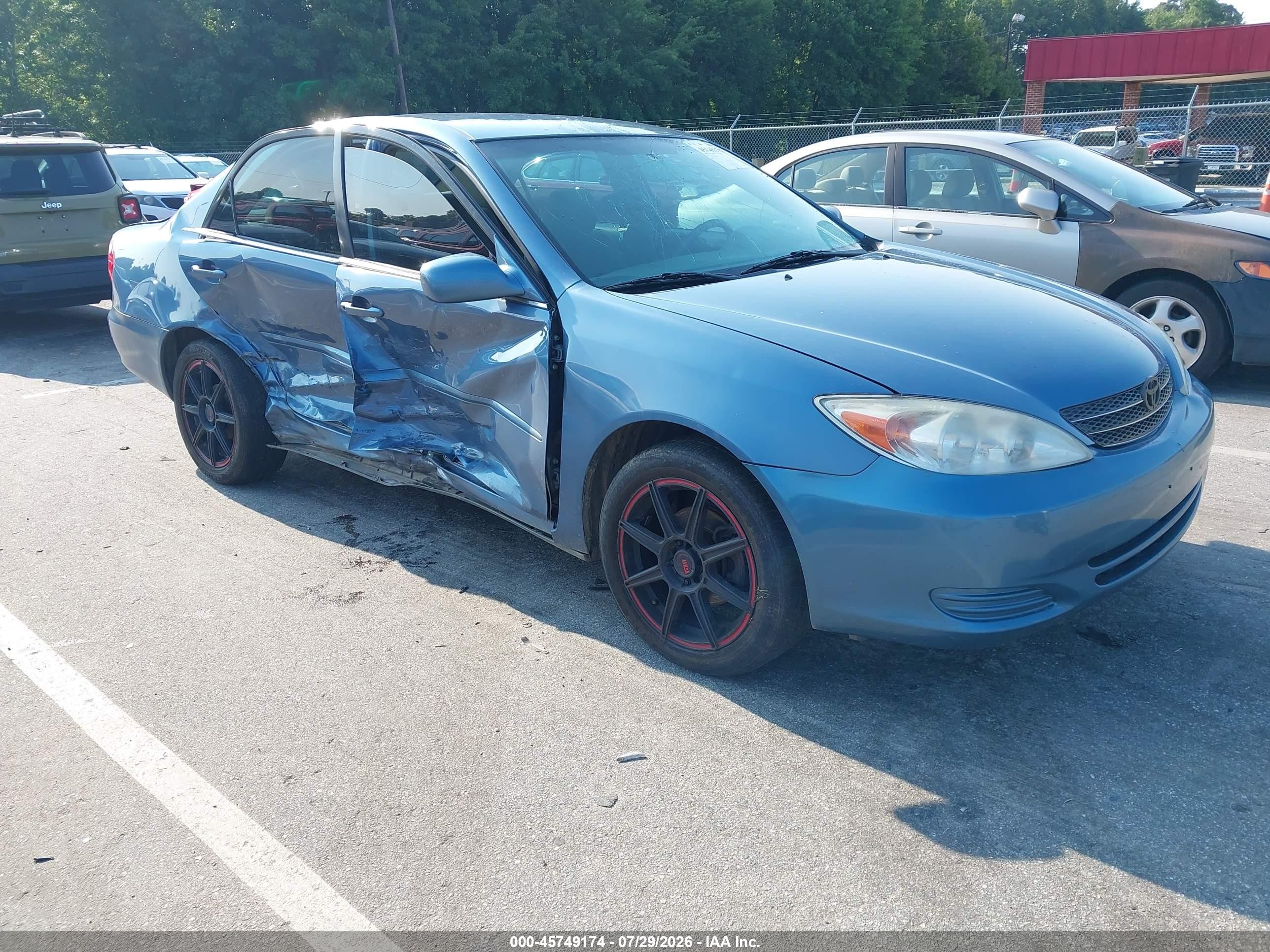 2004 Toyota Camry LE, VIN 4T1BE32K64U899127 — Бок