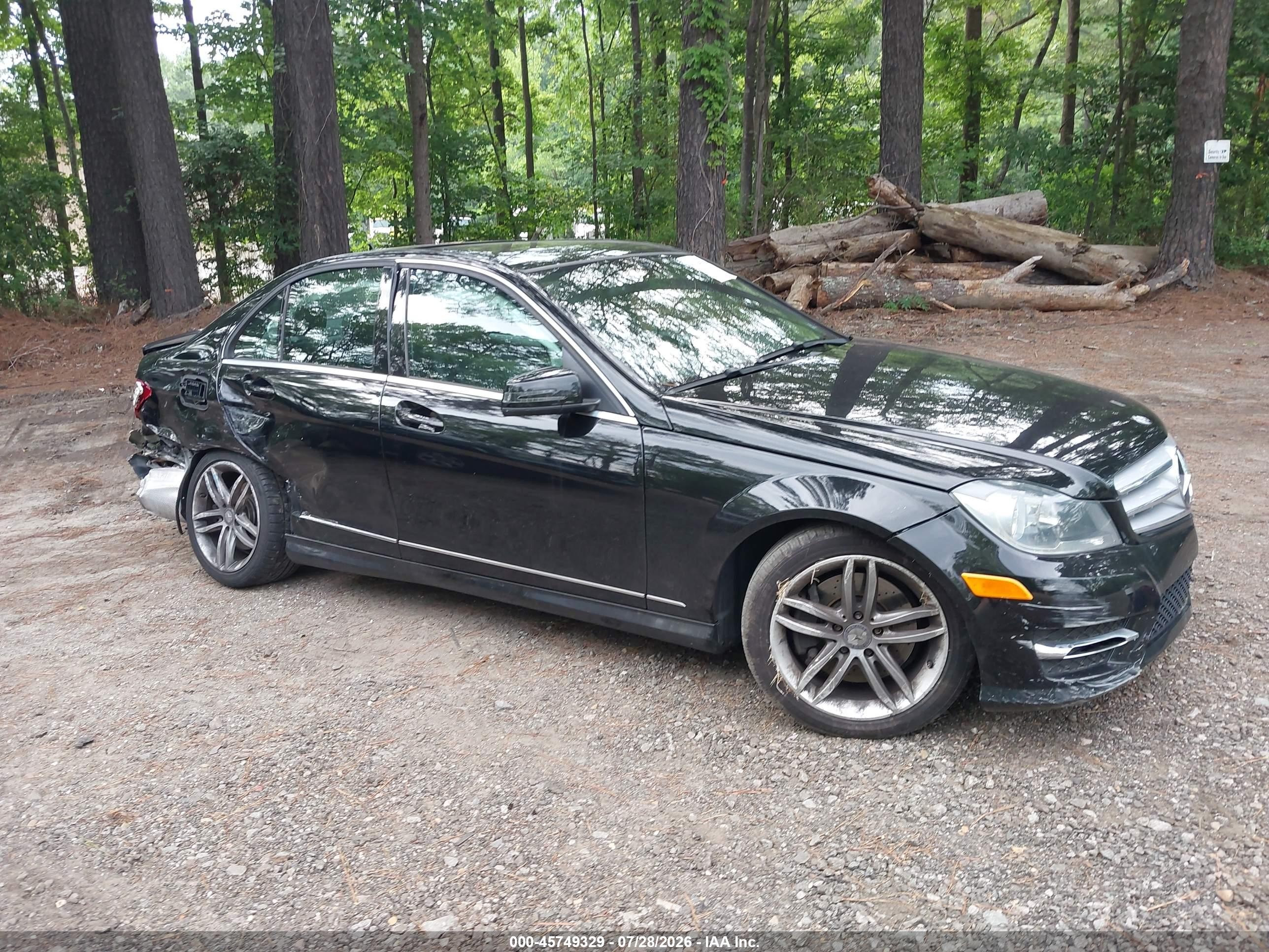 2013 Mercedes-Benz C 300 Sport, VIN WDDGF8AB5DG135991 — Зад