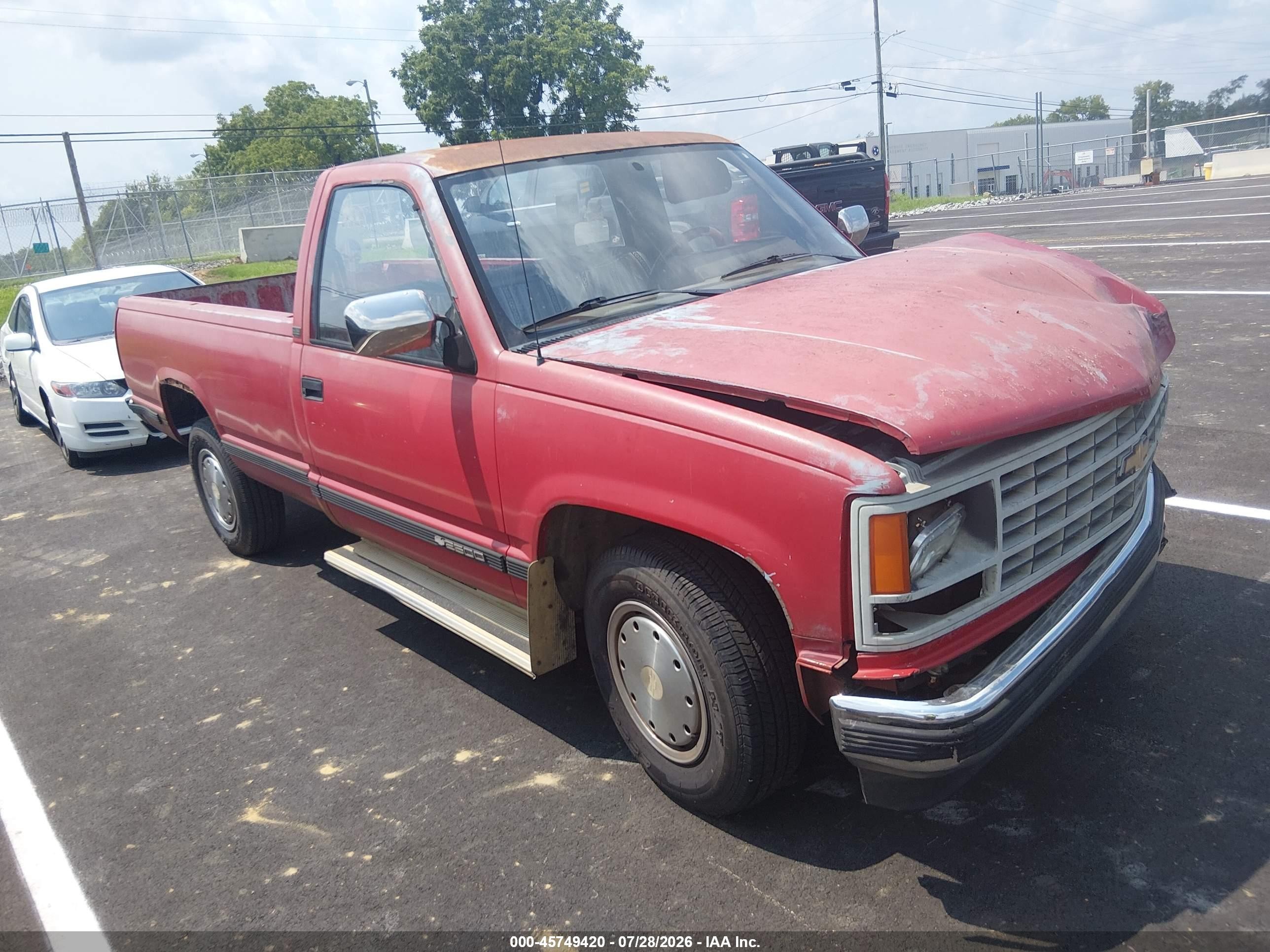 1988 Chevrolet Silverado 2500, VIN 2GCFC24K7J1121736 — Перед