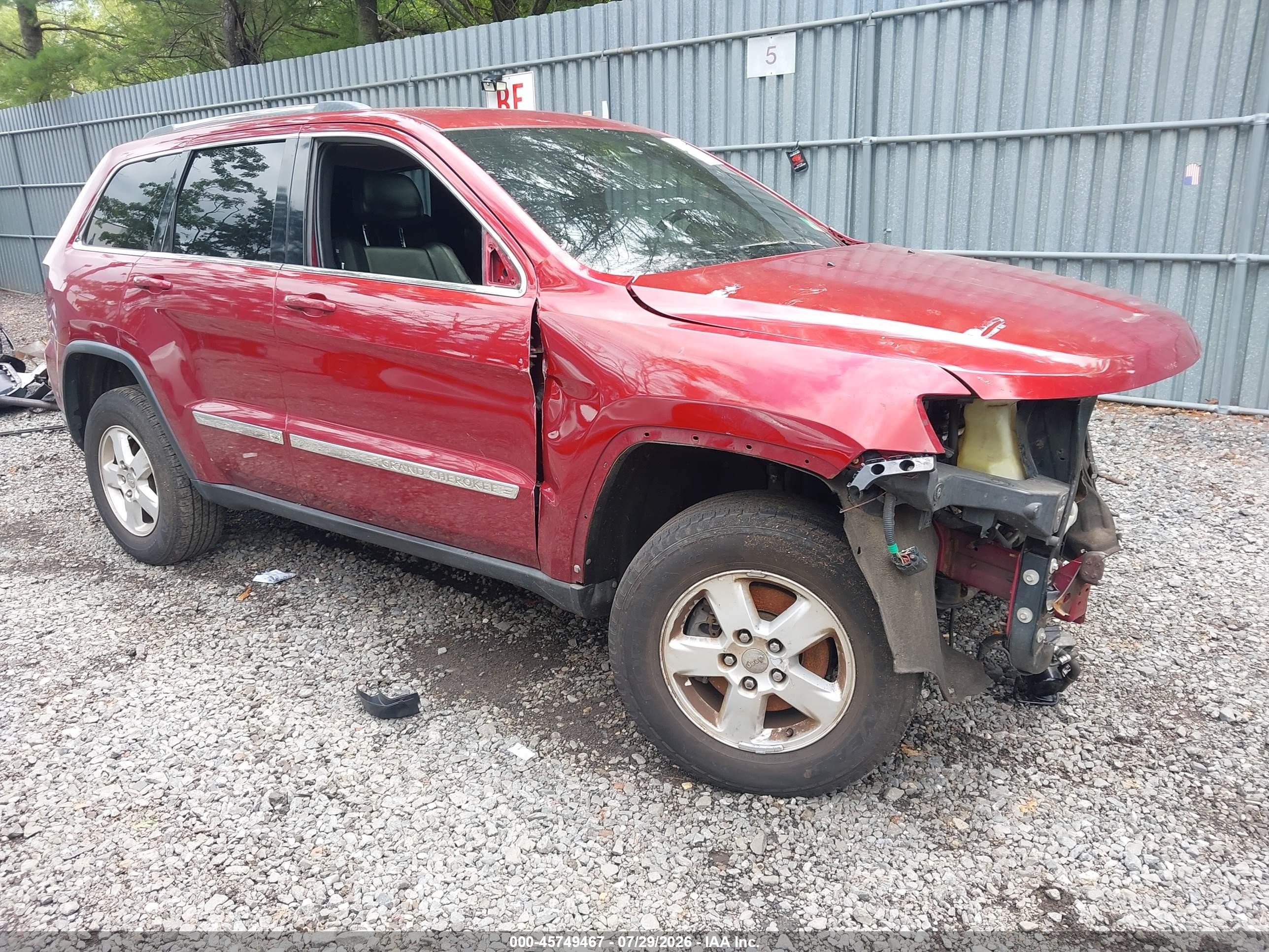 2012 Jeep Grand Cherokee Laredo, VIN 1C4RJFAG1CC350310 — Front end