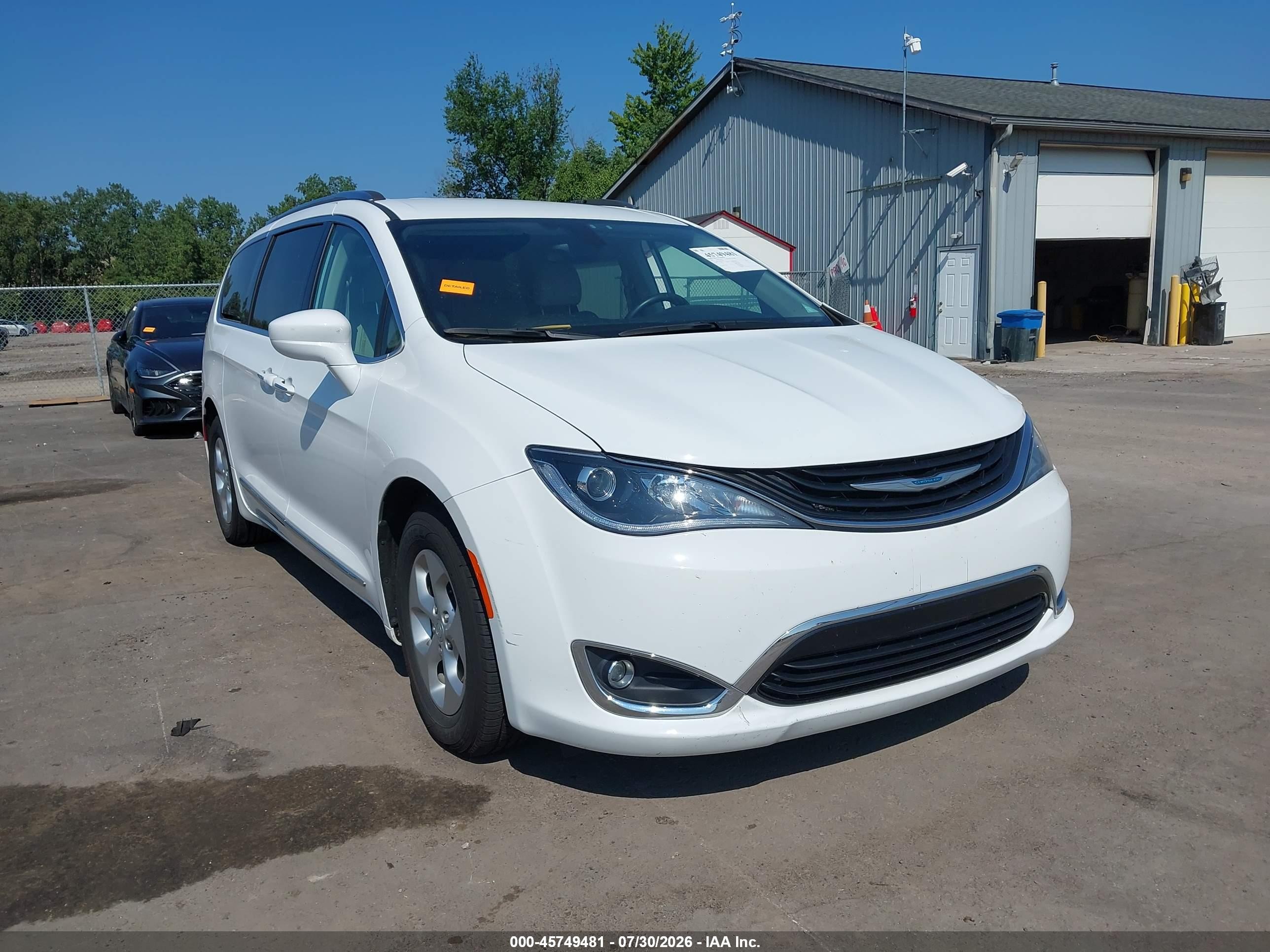 2018 Chrysler Pacifica Hybrid Touring L, VIN 2C4RC1L76JR175700 — Side