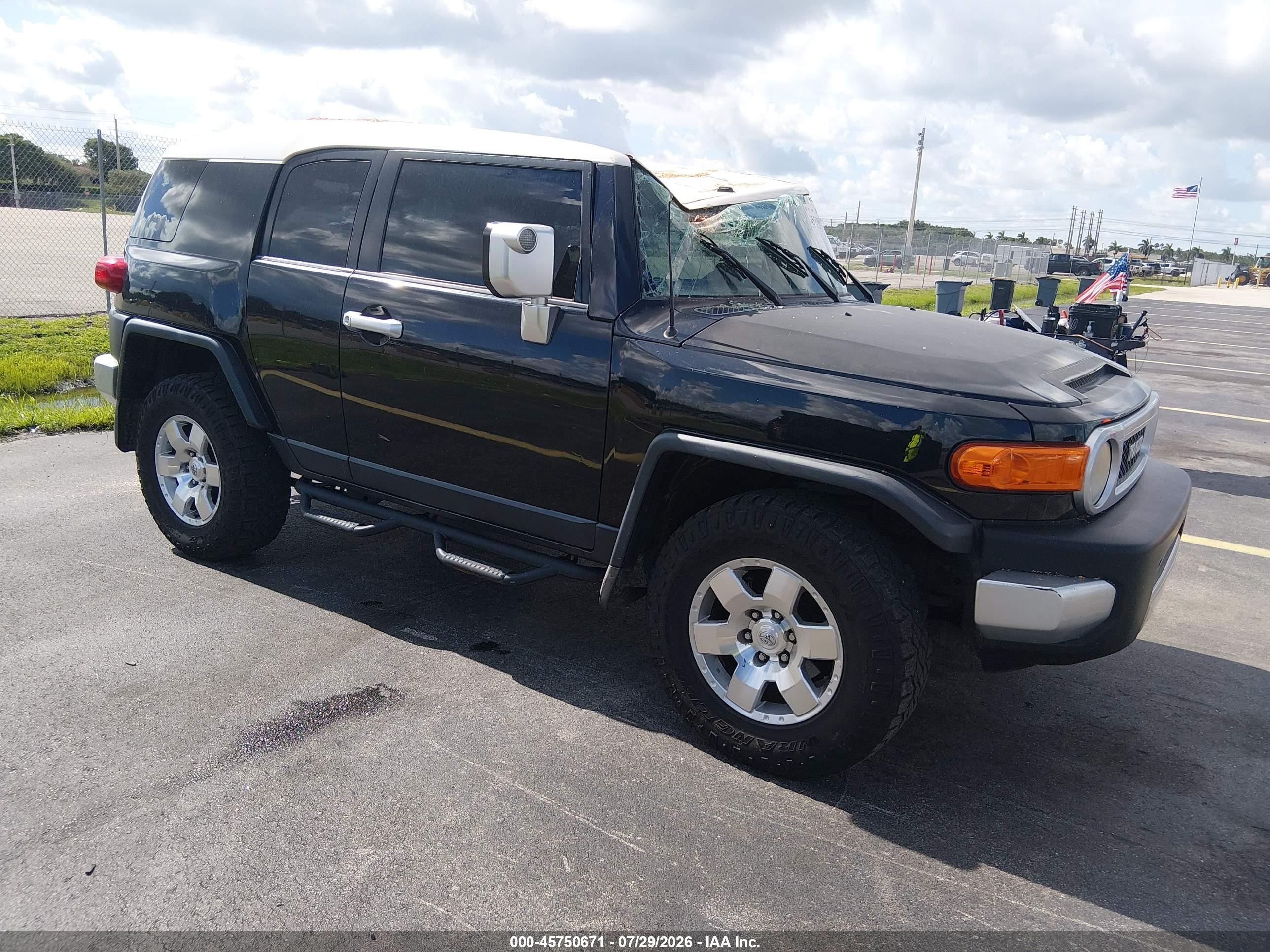 2007 Toyota FJ Cruiser, VIN JTEBU11F370088585 — Roof