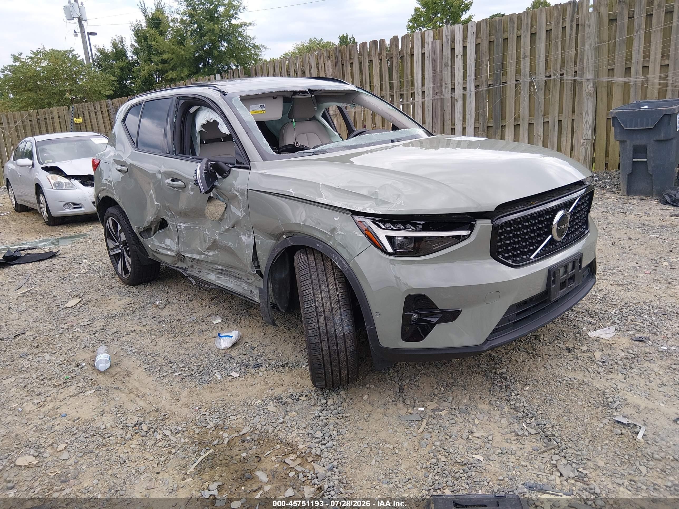 2025 Volvo XC40 Plus Dark Theme, VIN YV4L12UC7S2542405 — Опрокидывание