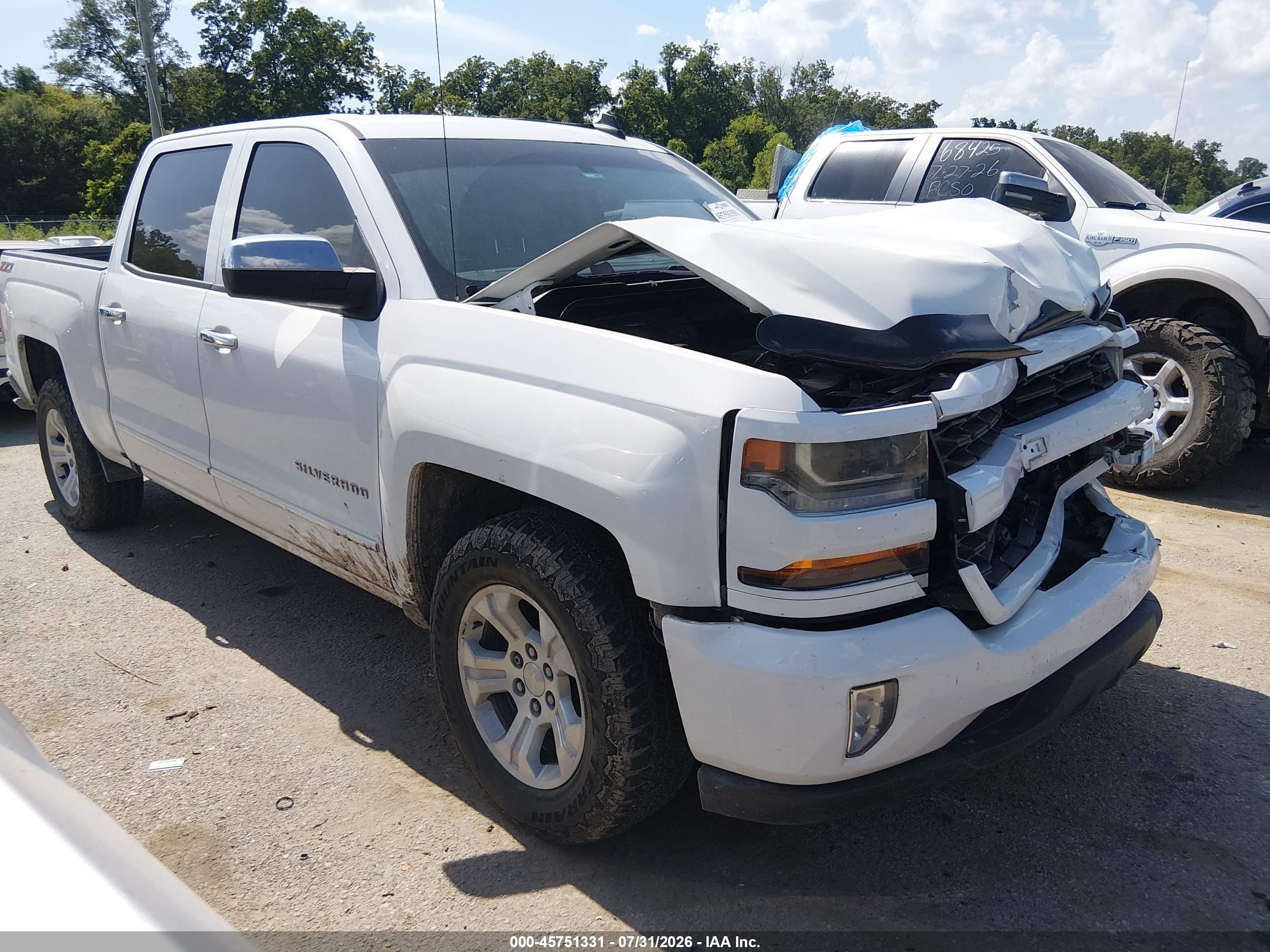 2016 Chevrolet Silverado 1500 LT, VIN 3GCUKREC3GG313925 — Front end