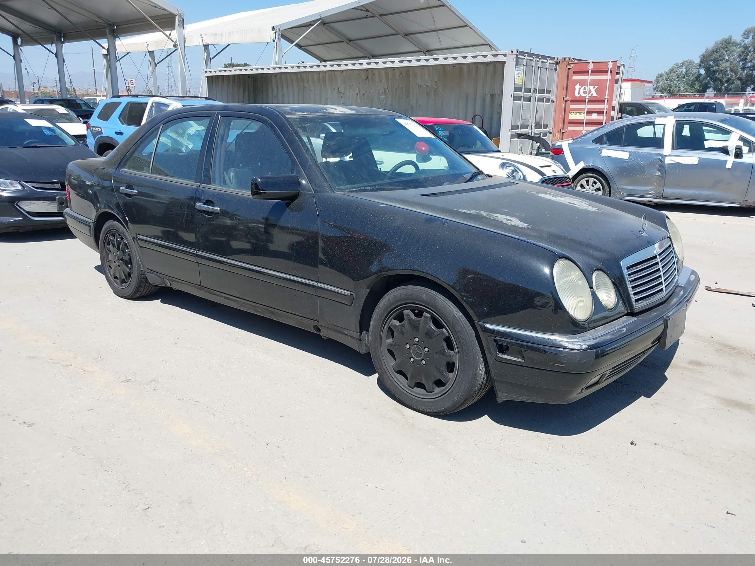 1998 Mercedes-Benz E 320, VIN WDBJF65F0WA543594 — Side