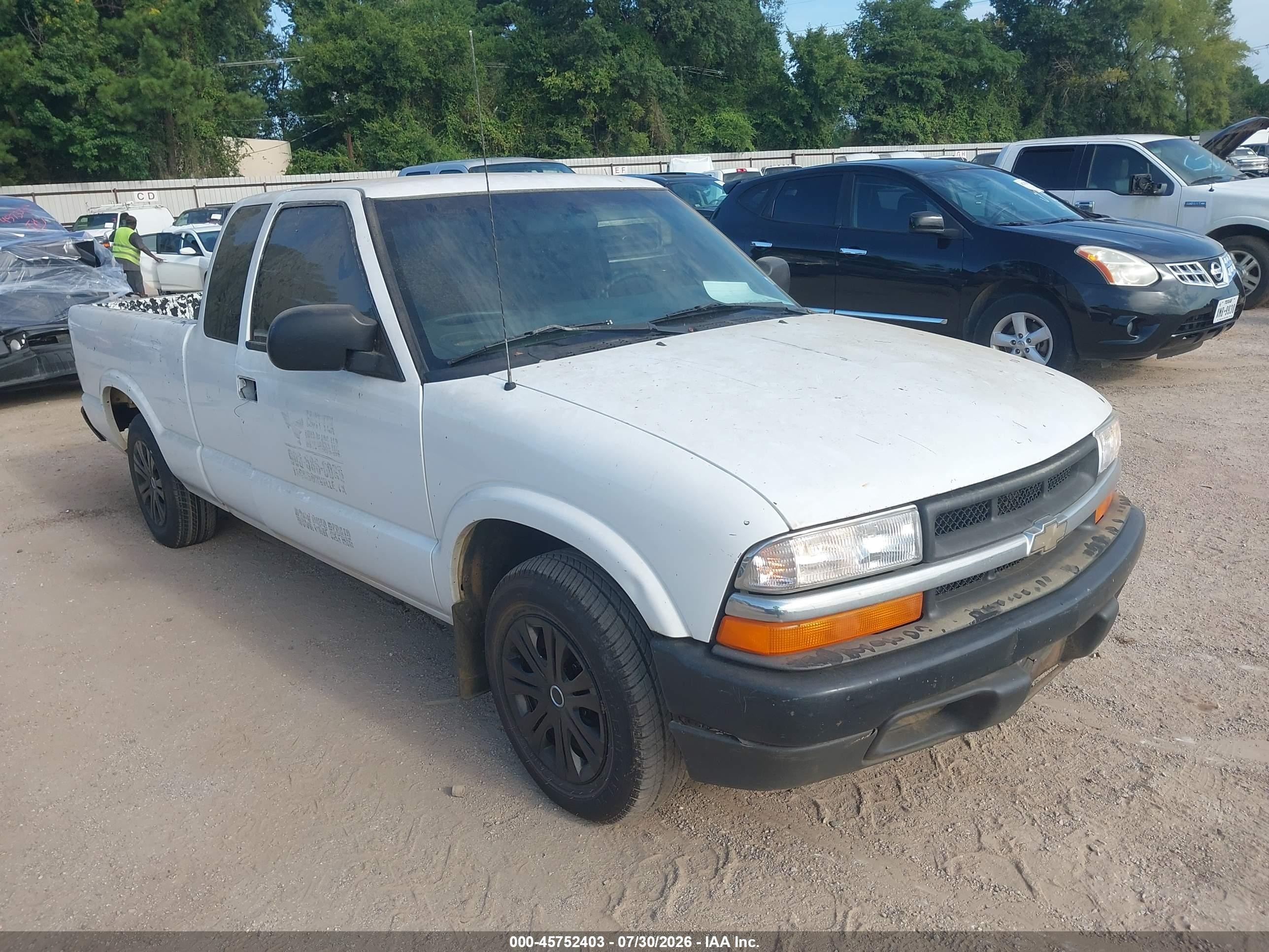 2003 Chevrolet S-10 LS, VIN 1GCCS19XX38178355 — Normal wear
