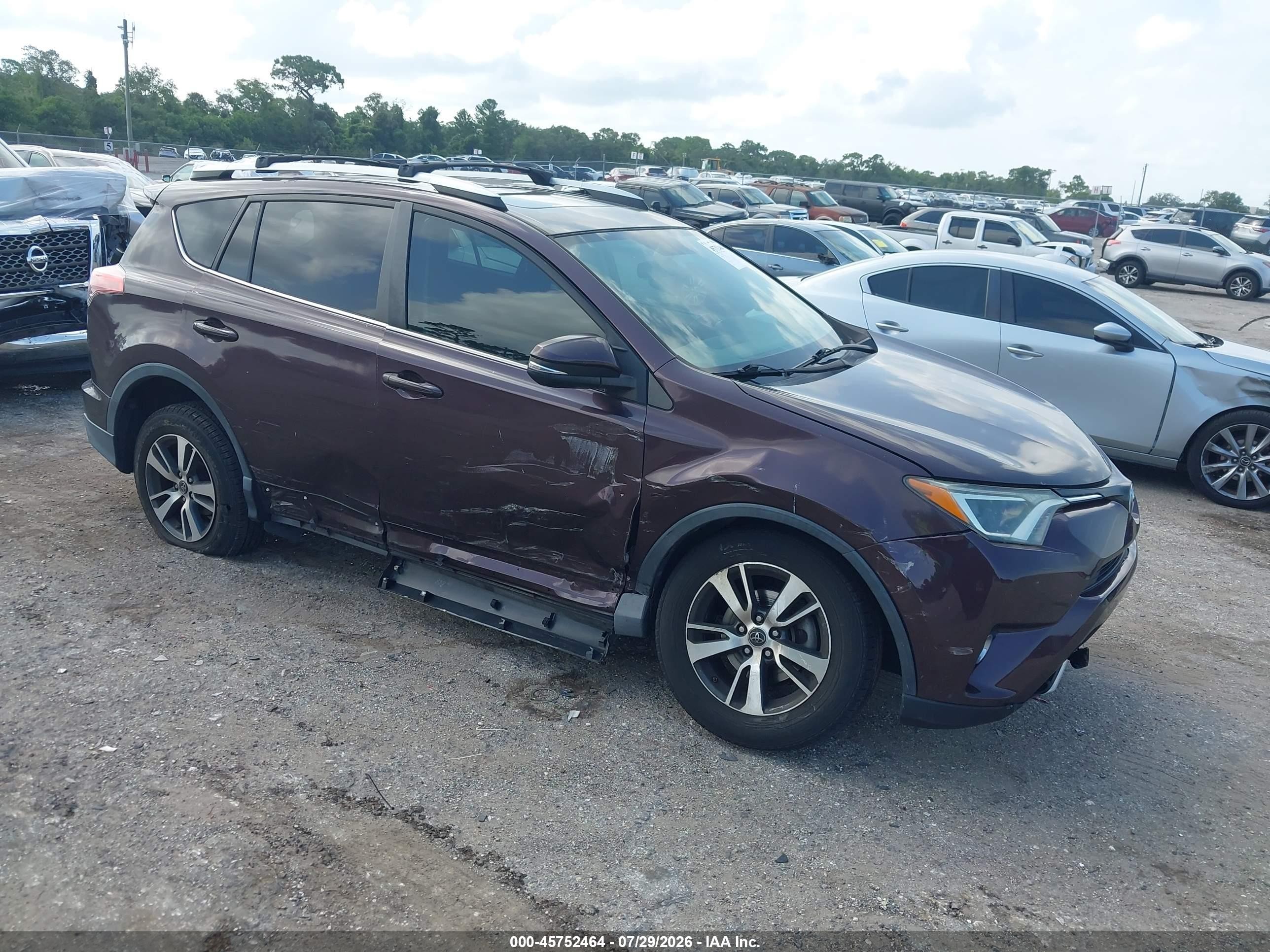 2016 Toyota RAV4 XLE, VIN 2T3WFREV5GW281980 — Front end