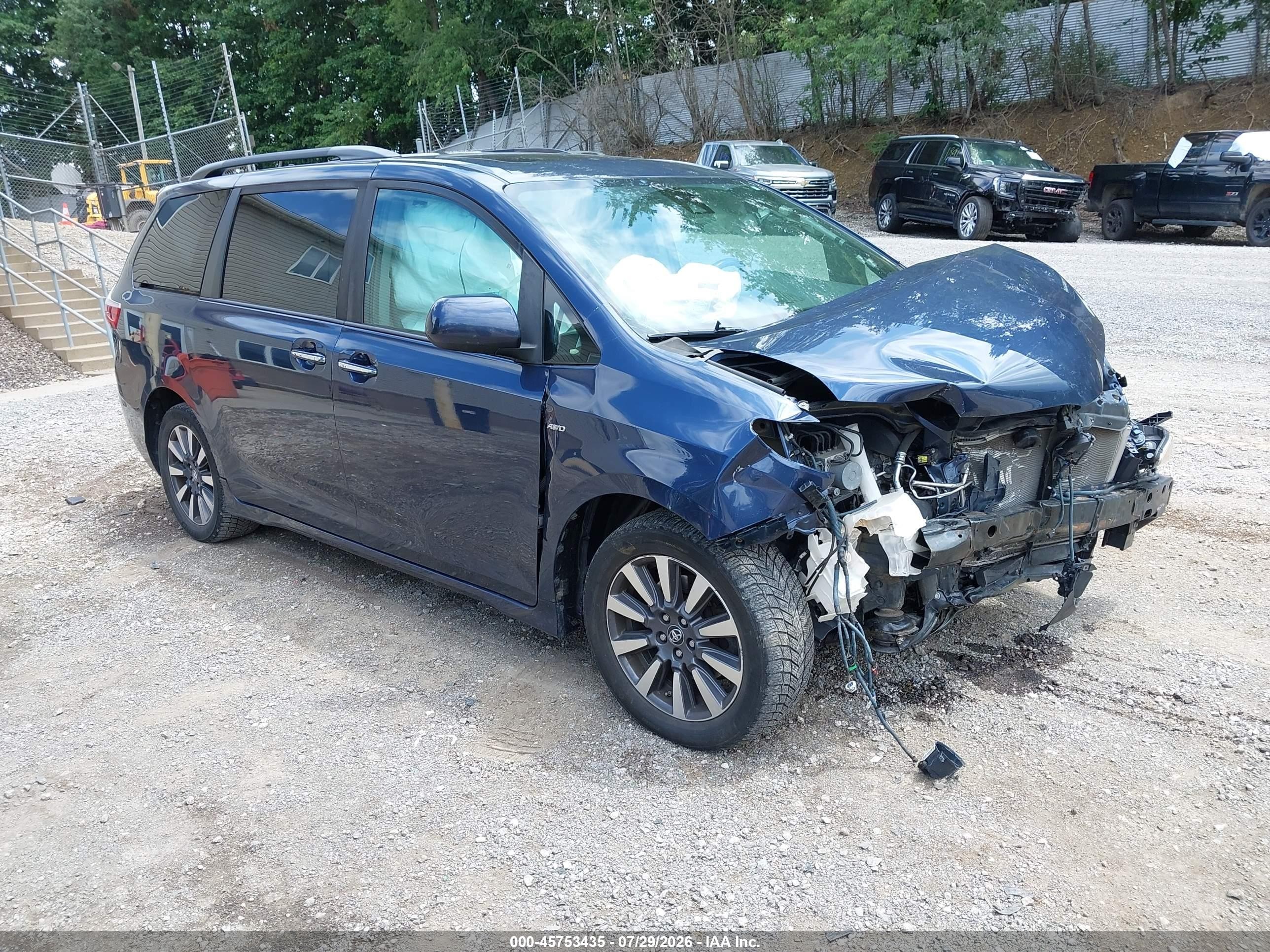 2019 Toyota Sienna XLE, VIN 5TDDZ3DCXKS213583 — Перед