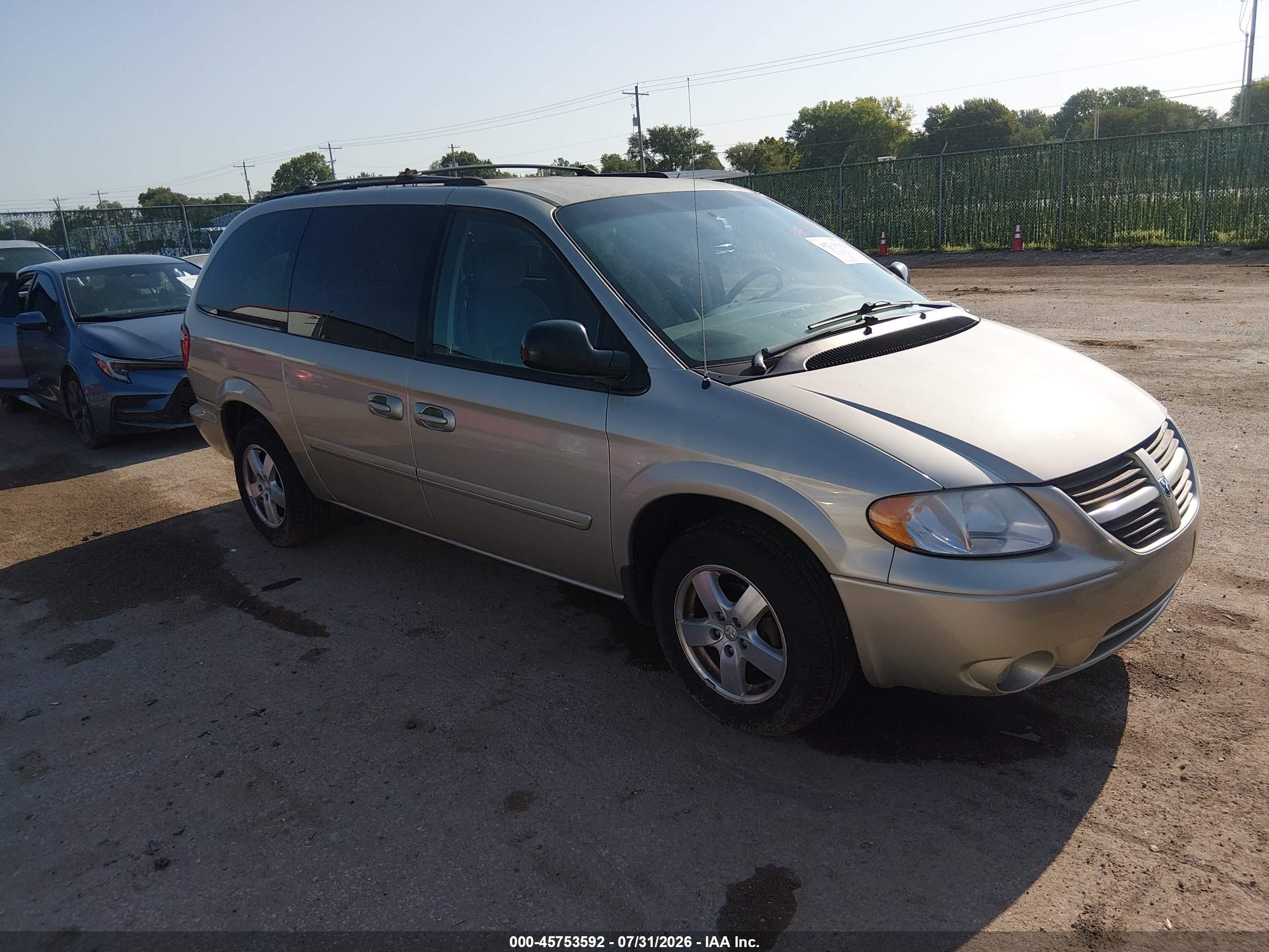 2005 Dodge Caravan SXT, VIN 2D4GP44L45R229044 — Normal wear