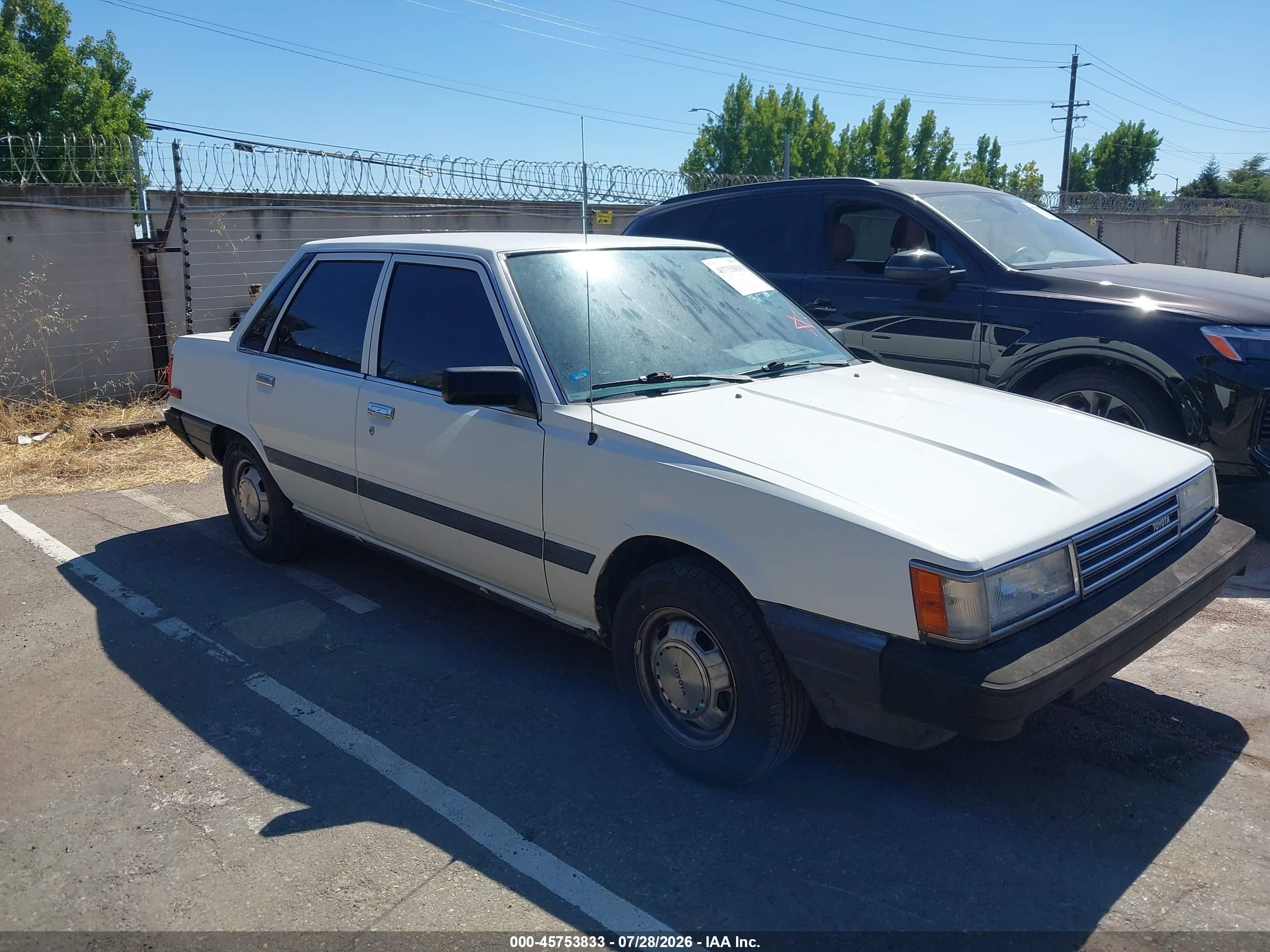 1985 Toyota Camry, VIN JT2SV12E5F0255592 — Front end