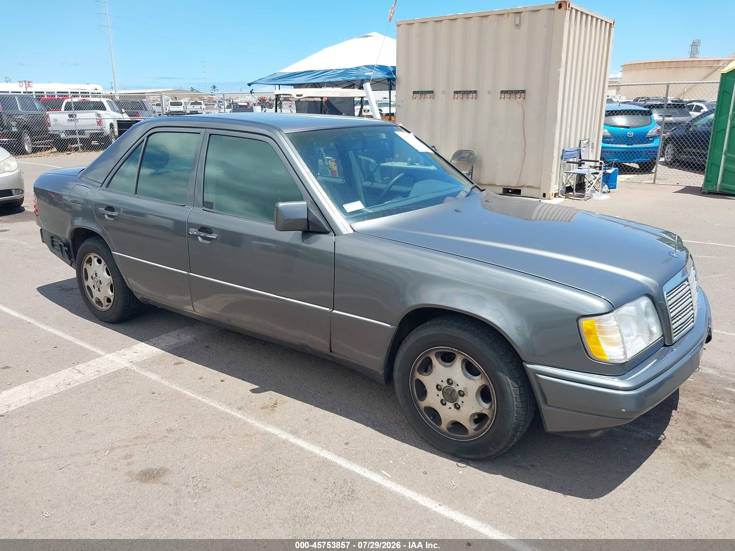 1995 Mercedes-Benz E 320, VIN WDBEA32E2SC262924 — Side
