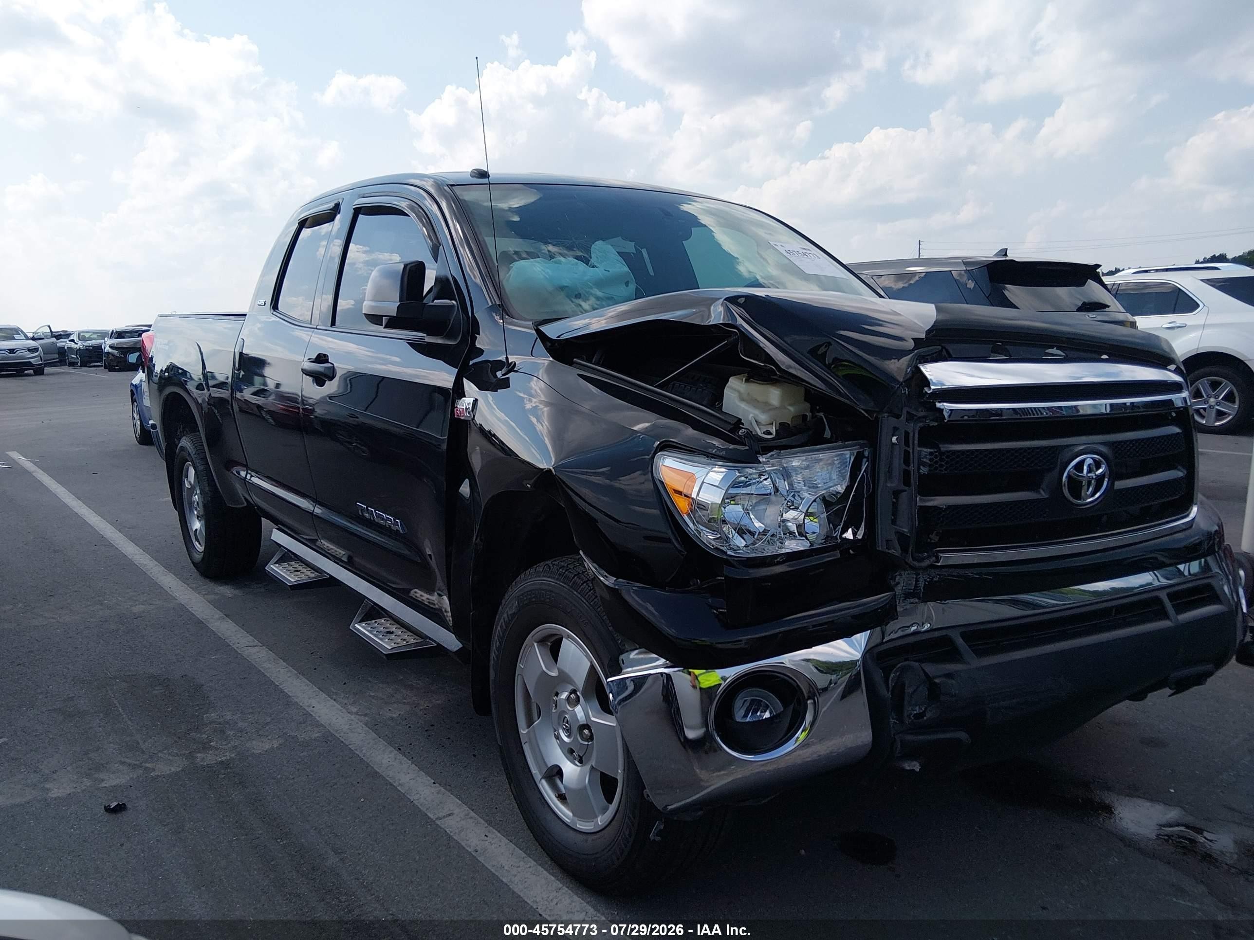 2013 Toyota Tundra, VIN 5TFUW5F15DX302524 — Front end